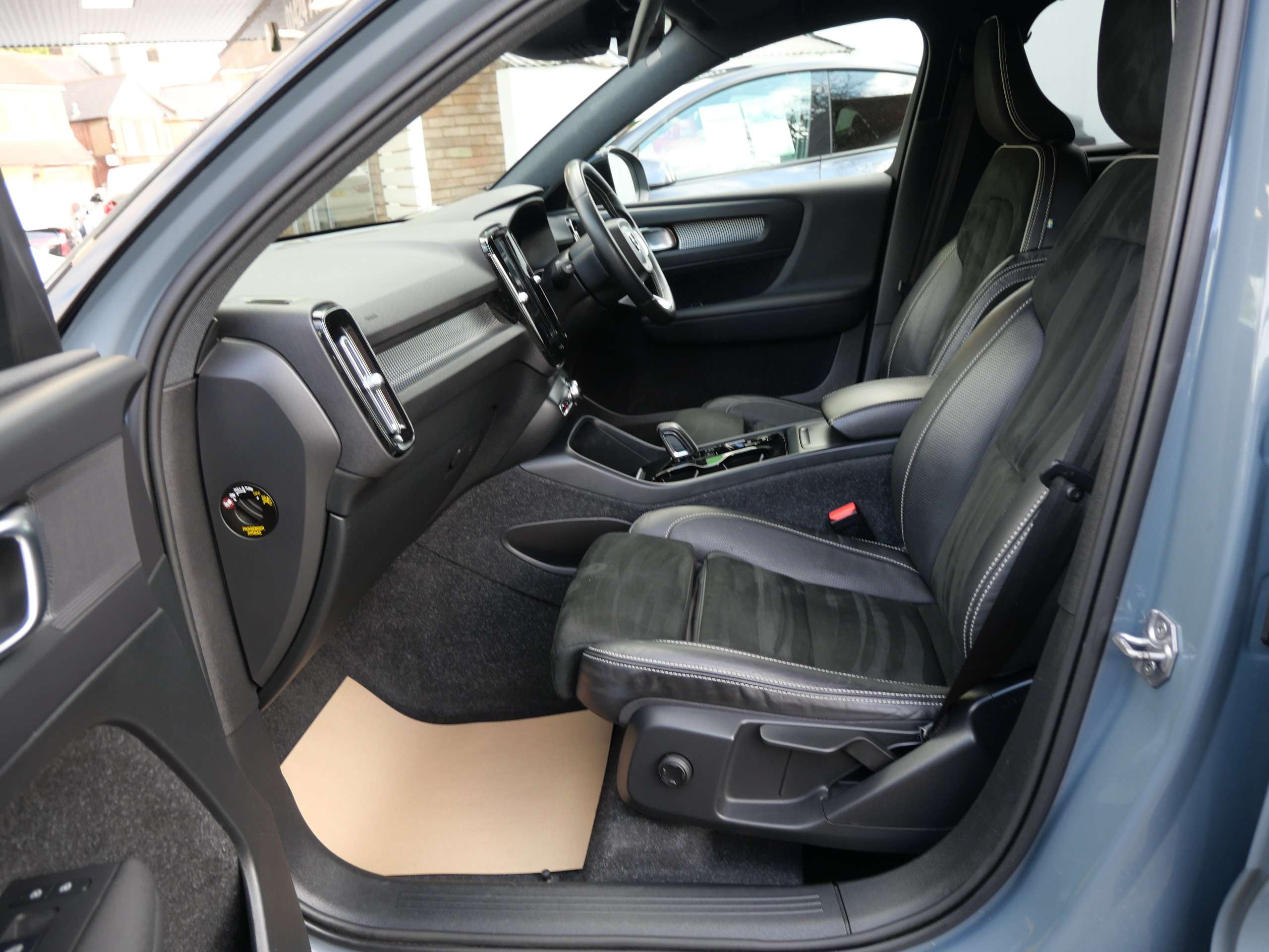 2020 VOLVO XC40 2020 VOLVO XC40