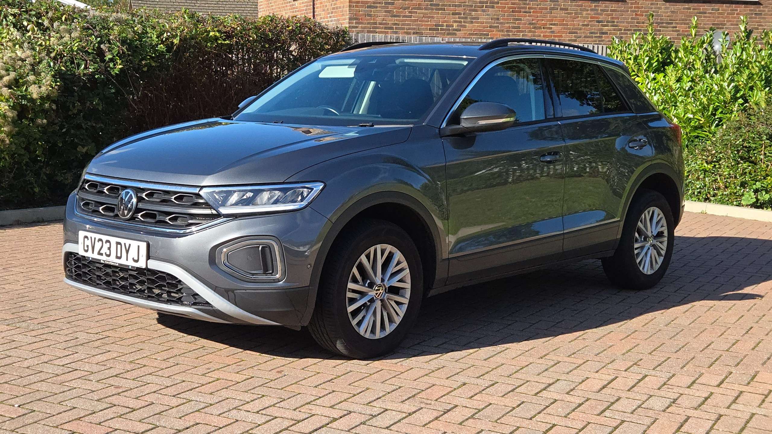 A 2023 VOLKSWAGEN T-ROC 1.0 TSI Life Euro 6 (s/s) 5dr 1 Owner 12000 Miles A 2023 VOLKSWAGEN T-ROC 1.0 TSI Life Euro 6 (s/s) 5dr 1 Owner 12000 Miles
