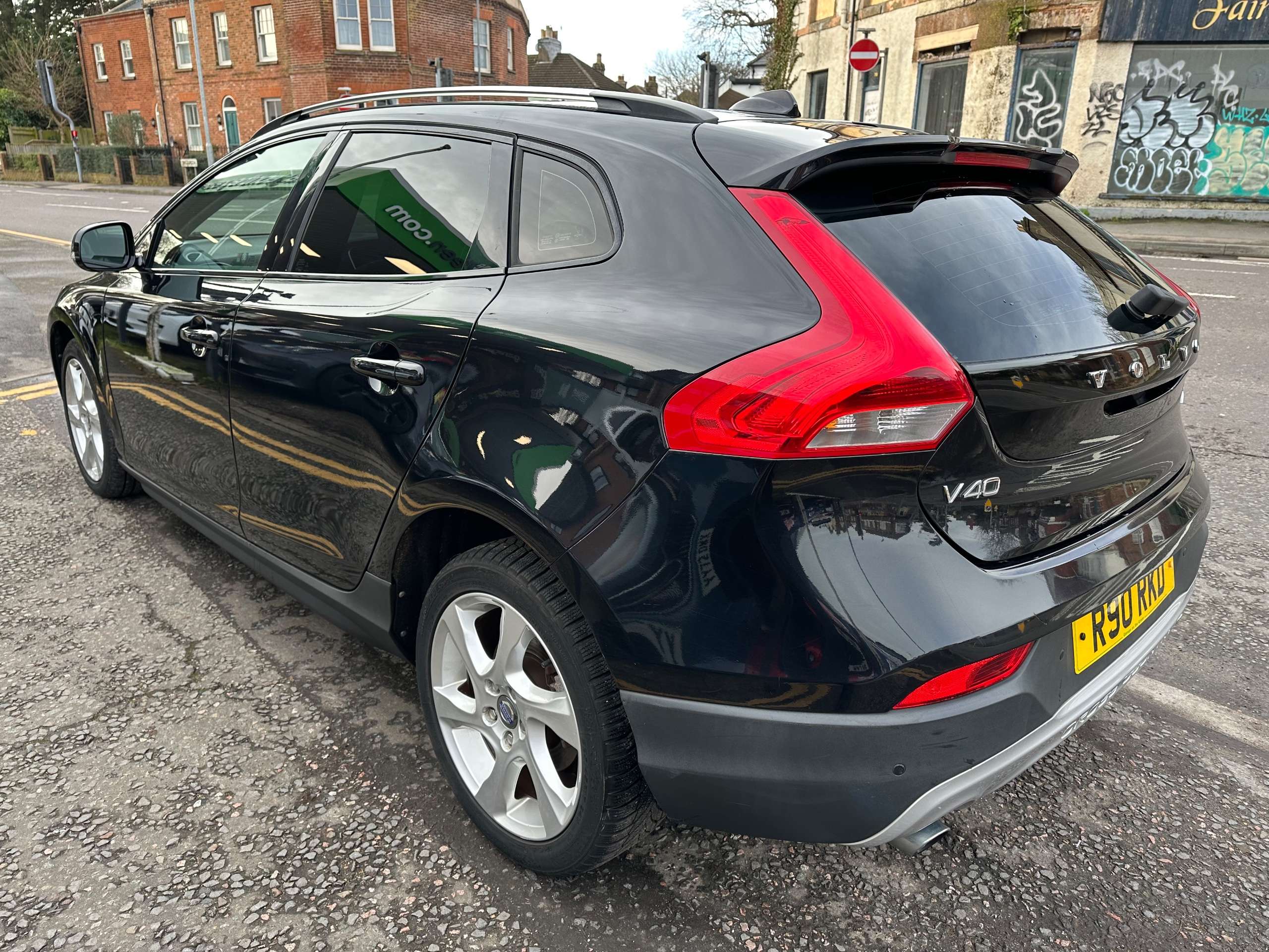 A 2014 VOLVO V40 CROSS COUNTRY 2.0 D3 Lux Nav Geartronic Euro 5 (s/s) 5dr A 2014 VOLVO V40 CROSS COUNTRY 2.0 D3 Lux Nav Geartronic Euro 5 (s/s) 5dr