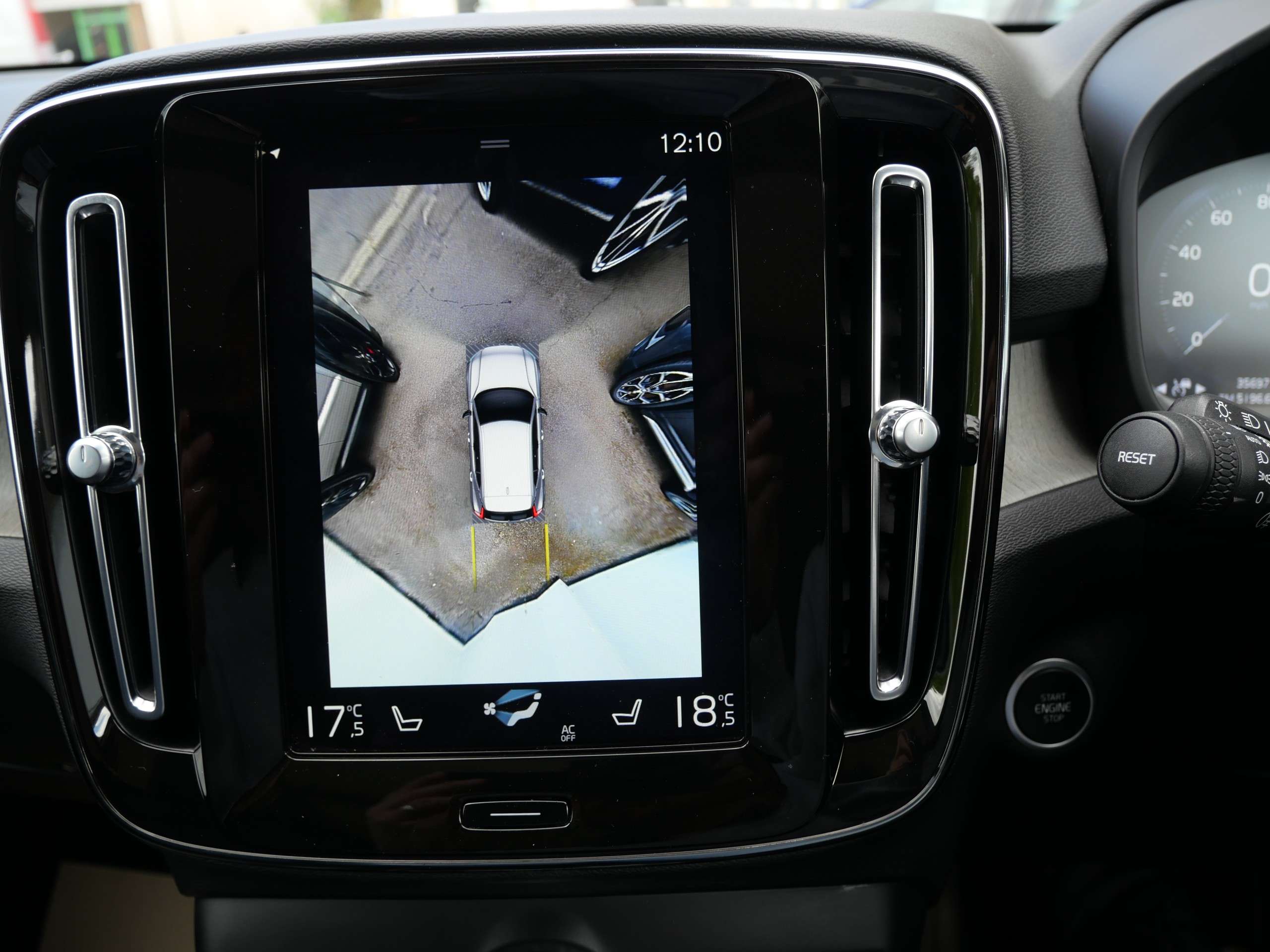 2020 VOLVO XC40 2020 VOLVO XC40