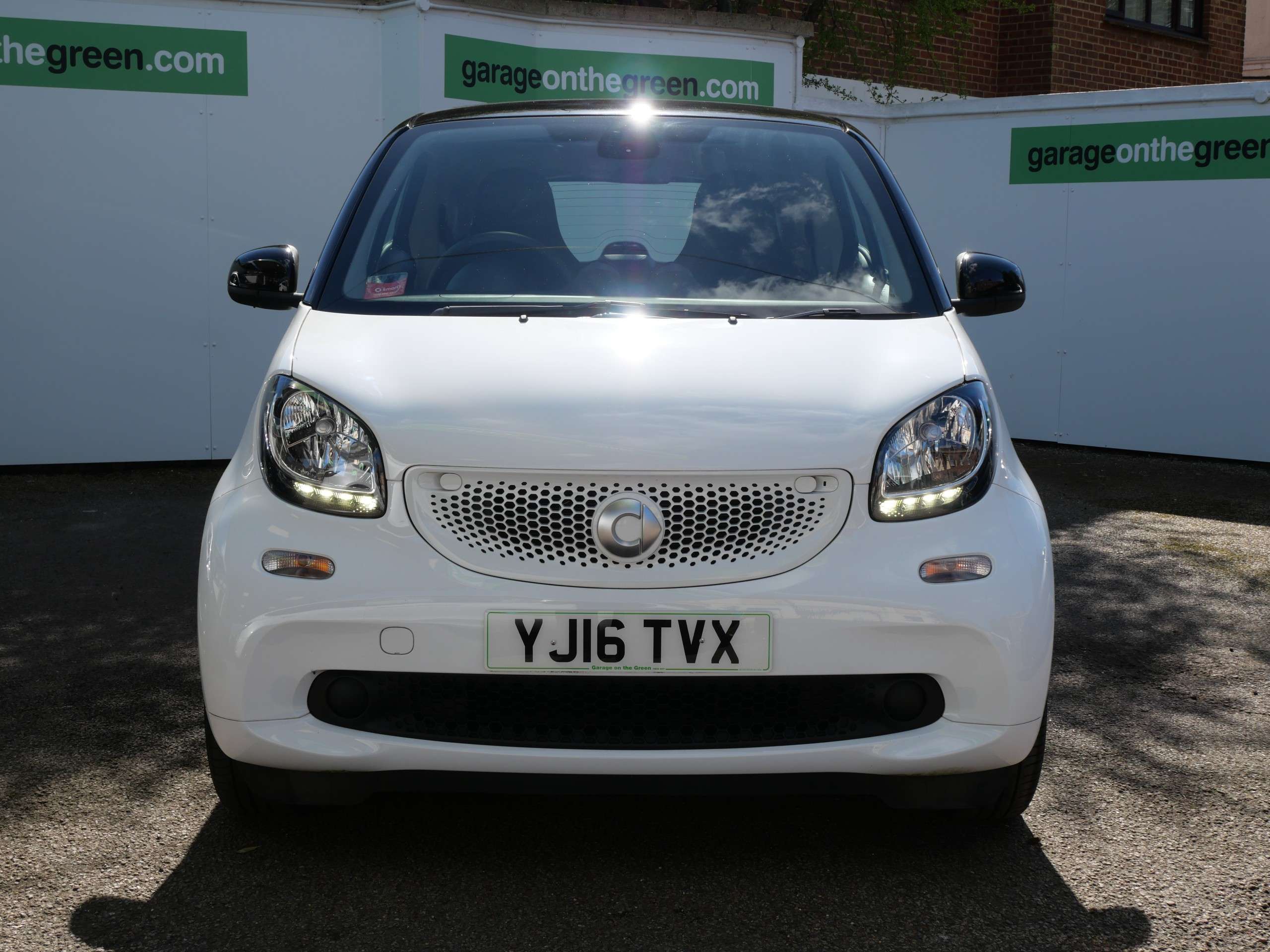 A 2016 SMART FORTWO 1.0 Prime (Premium) Coupe Twinamic Euro 6 (s/s) 2dr Only 20000 Miles 20 Pound Road Tax A 2016 SMART FORTWO 1.0 Prime (Premium) Coupe Twinamic Euro 6 (s/s) 2dr Only 20000 Miles 20 Pound Road Tax