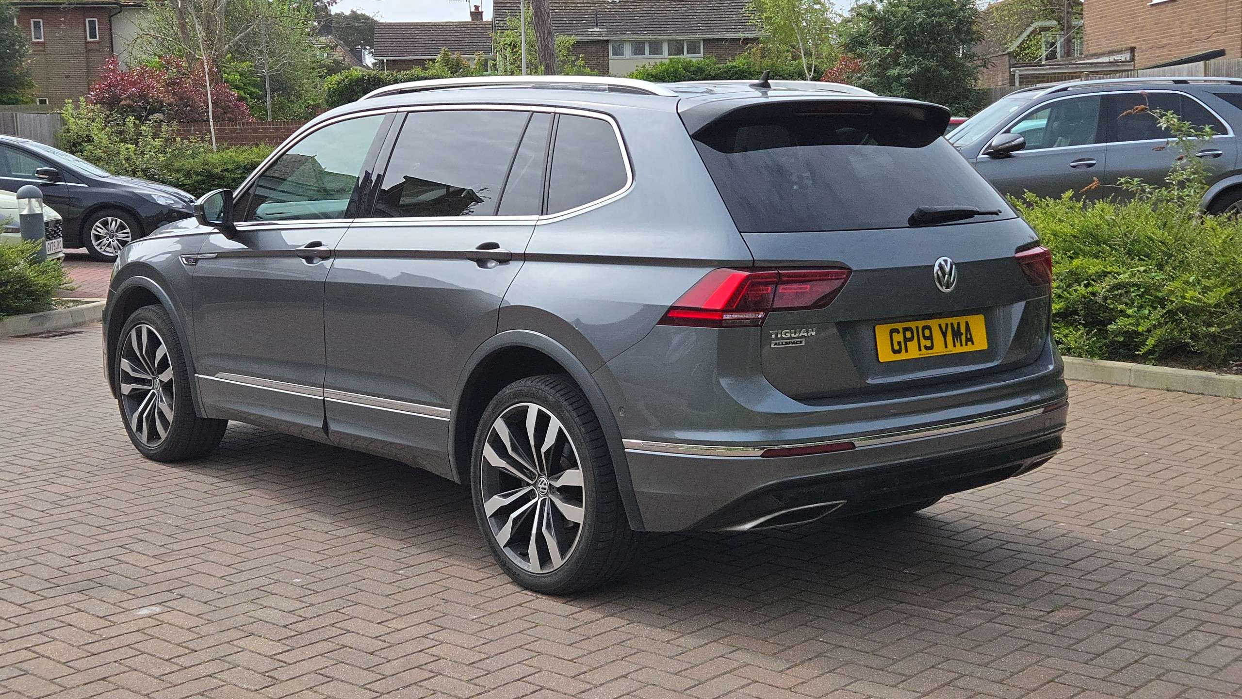 A 2019 VOLKSWAGEN TIGUAN 2.0 TDI R-Line Tech DSG Euro 6 (s/s) 5dr 1 Owner 7 Seats A 2019 VOLKSWAGEN TIGUAN 2.0 TDI R-Line Tech DSG Euro 6 (s/s) 5dr 1 Owner 7 Seats