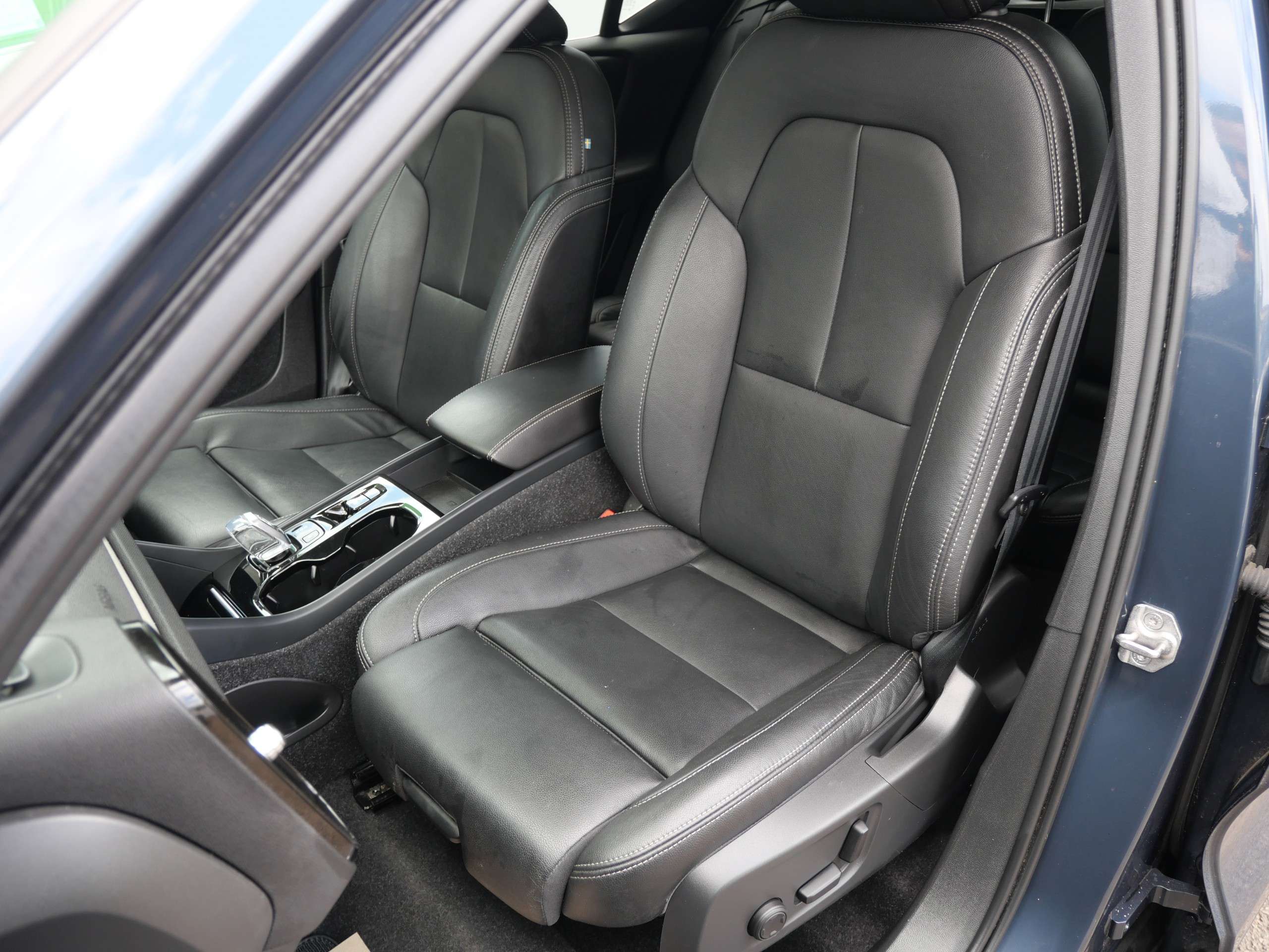 2020 VOLVO XC40 2020 VOLVO XC40