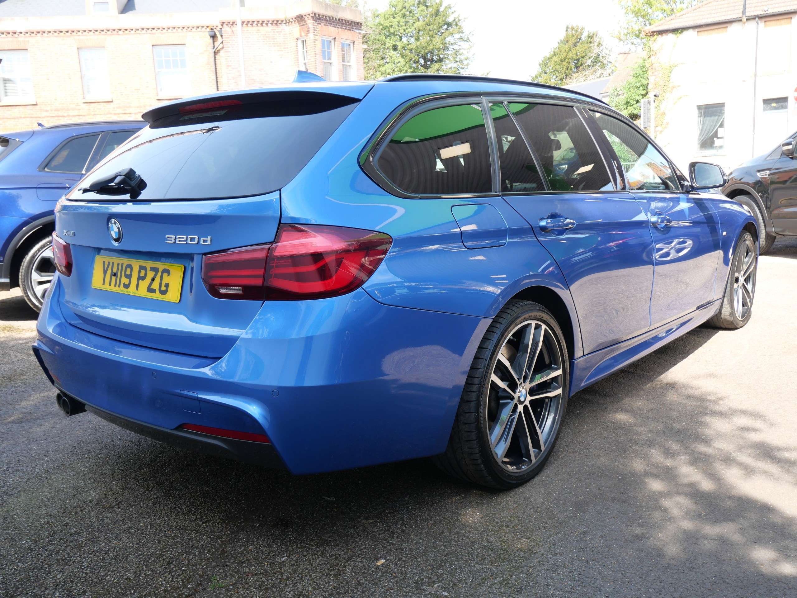 A 2019 BMW 3 SERIES 2.0 320d M Sport Shadow Edition Touring Auto xDrive Euro 6 (s/s) 5dr High Spec A 2019 BMW 3 SERIES 2.0 320d M Sport Shadow Edition Touring Auto xDrive Euro 6 (s/s) 5dr High Spec
