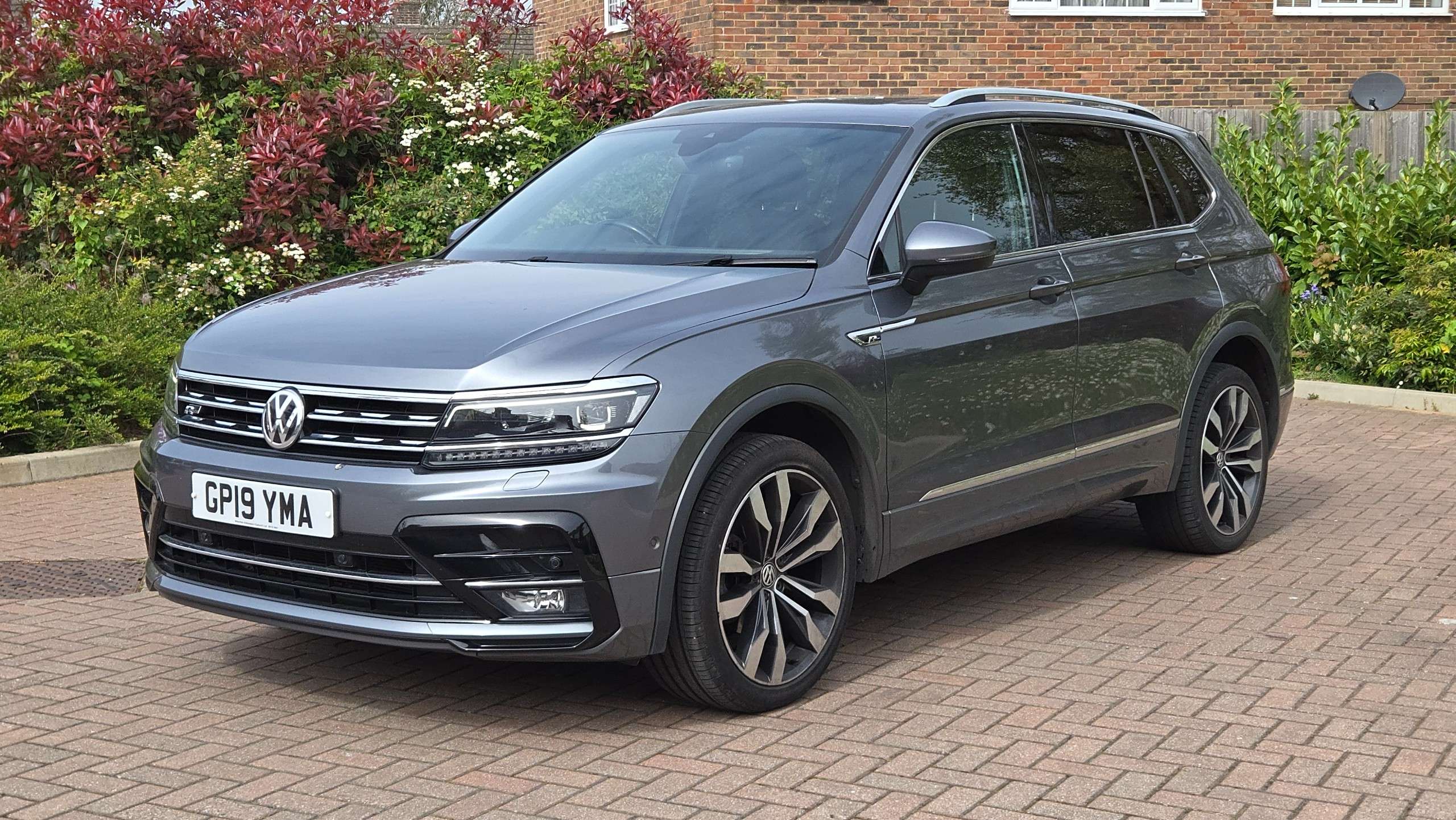 A 2019 VOLKSWAGEN TIGUAN 2.0 TDI R-Line Tech DSG Euro 6 (s/s) 5dr 1 Owner 7 Seats A 2019 VOLKSWAGEN TIGUAN 2.0 TDI R-Line Tech DSG Euro 6 (s/s) 5dr 1 Owner 7 Seats
