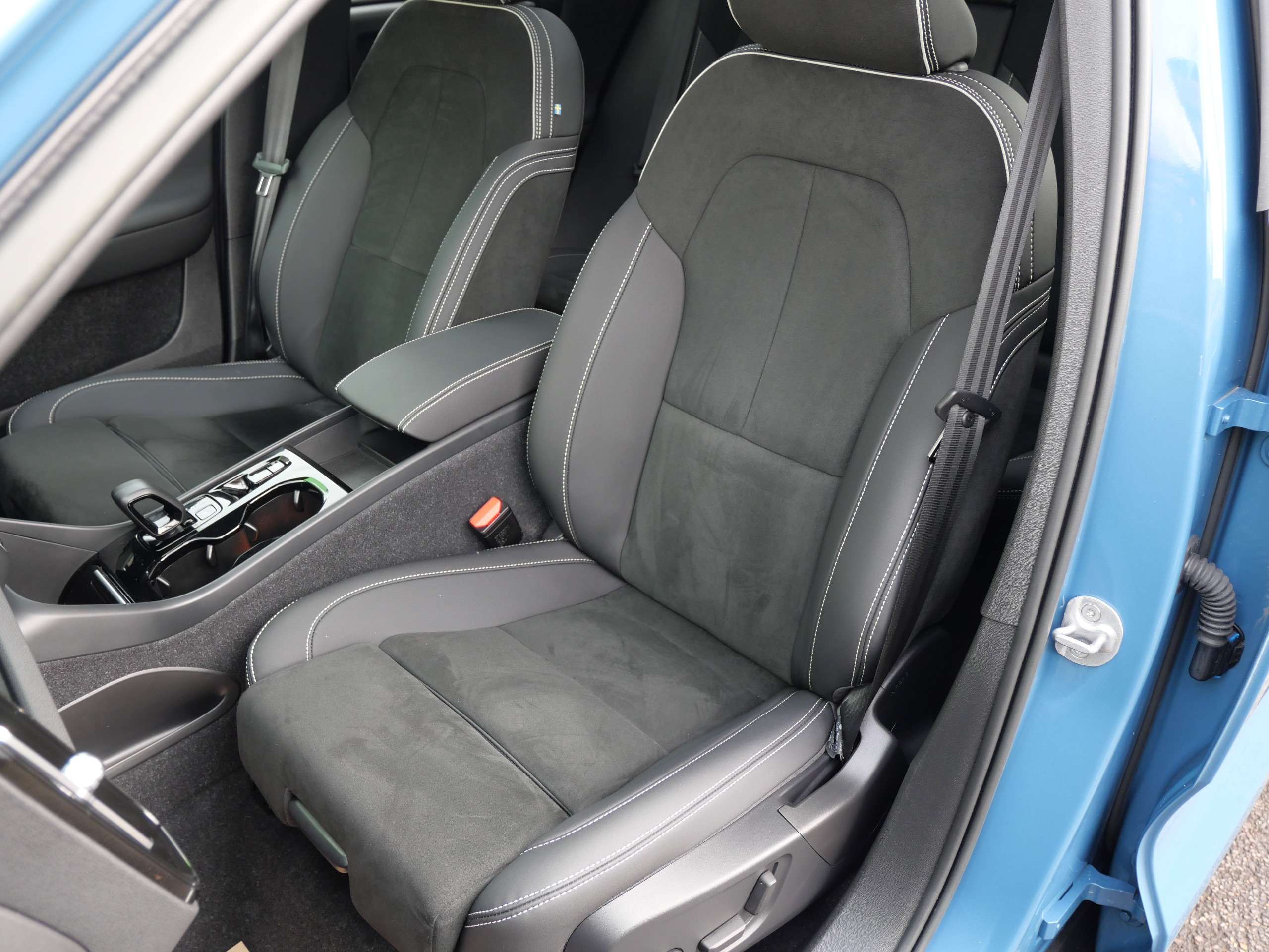 2022 VOLVO XC40 2022 VOLVO XC40