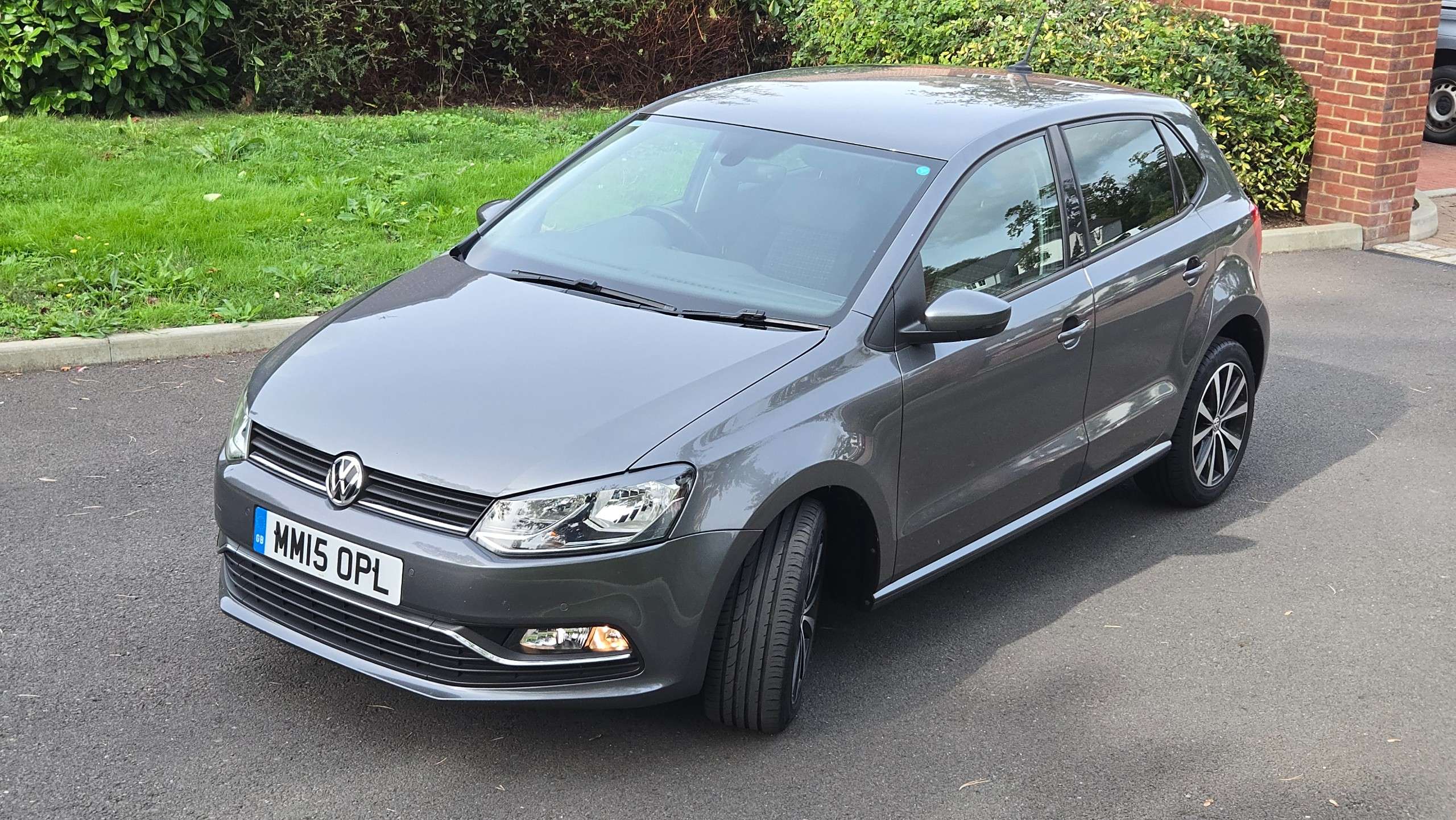 A 2015 VOLKSWAGEN POLO 1.2 TSI BlueMotion Tech SE DSG Euro 6 (s/s) 5dr A 2015 VOLKSWAGEN POLO 1.2 TSI BlueMotion Tech SE DSG Euro 6 (s/s) 5dr