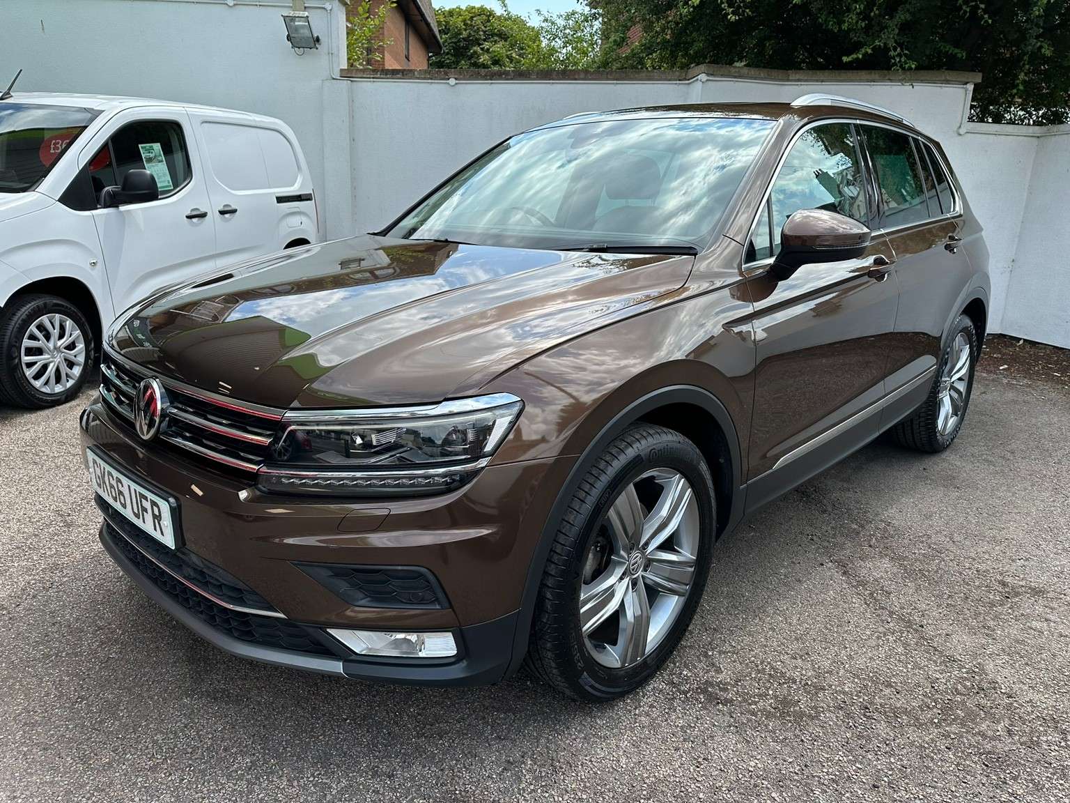 A 2016 VOLKSWAGEN TIGUAN 2.0 TDI BlueMotion Tech SEL DSG Euro 6 (s/s) 5dr 53000 Miles A 2016 VOLKSWAGEN TIGUAN 2.0 TDI BlueMotion Tech SEL DSG Euro 6 (s/s) 5dr 53000 Miles