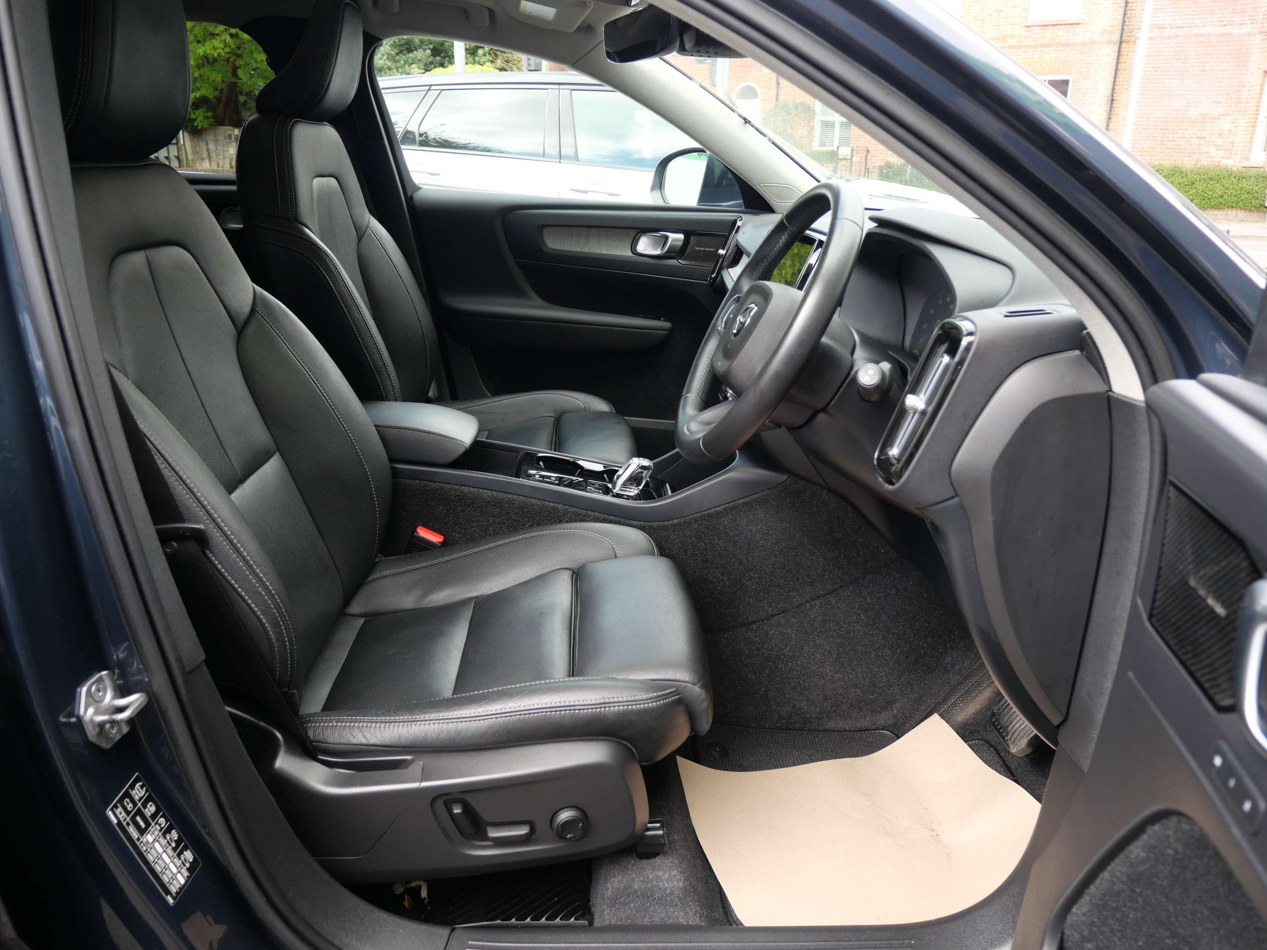 2020 VOLVO XC40 2020 VOLVO XC40