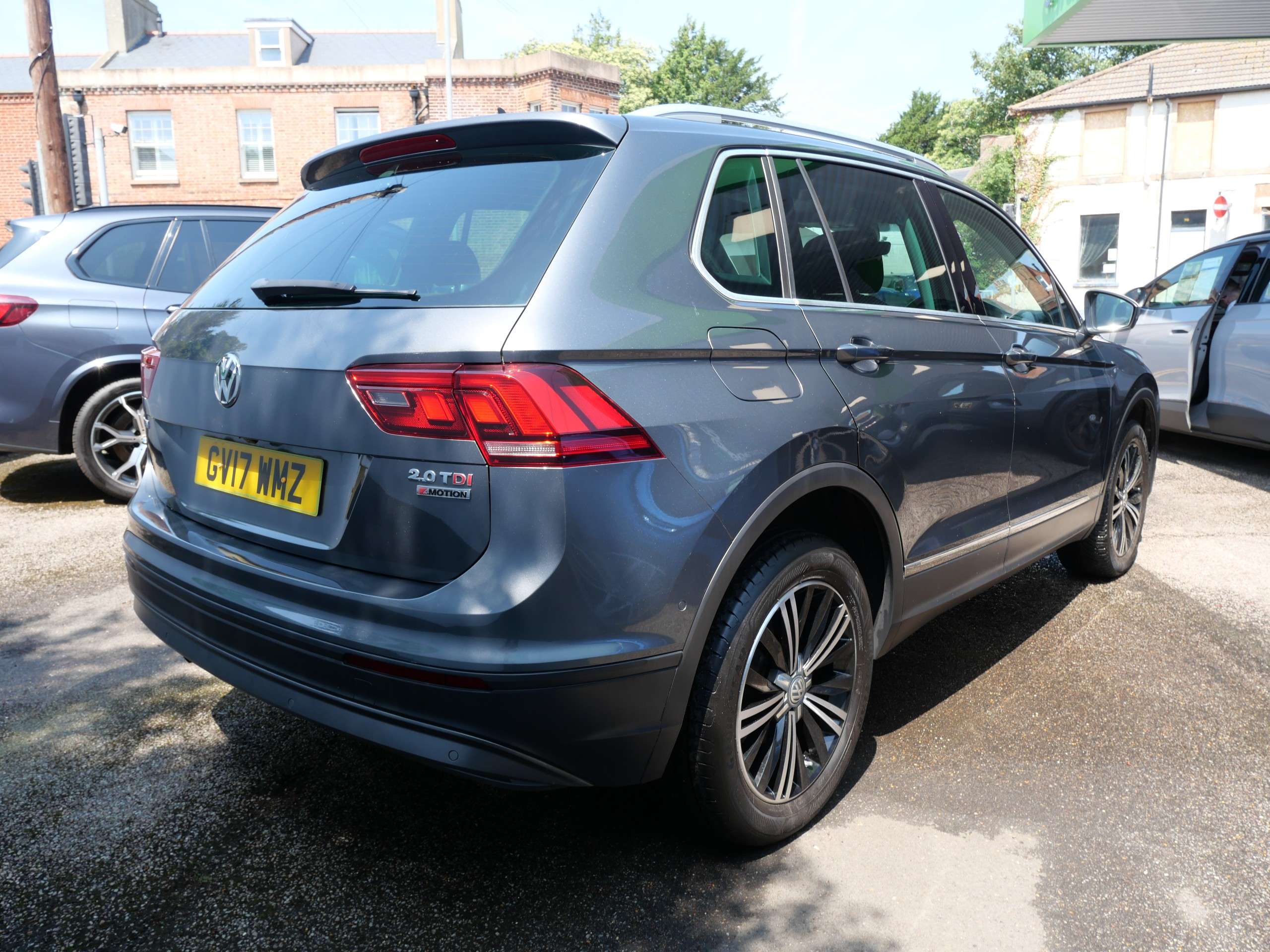 A 2017 VOLKSWAGEN TIGUAN 2.0 TDI BlueMotion Tech SE Navigation DSG 4Motion Euro 6 (s/s) 5dr A 2017 VOLKSWAGEN TIGUAN 2.0 TDI BlueMotion Tech SE Navigation DSG 4Motion Euro 6 (s/s) 5dr