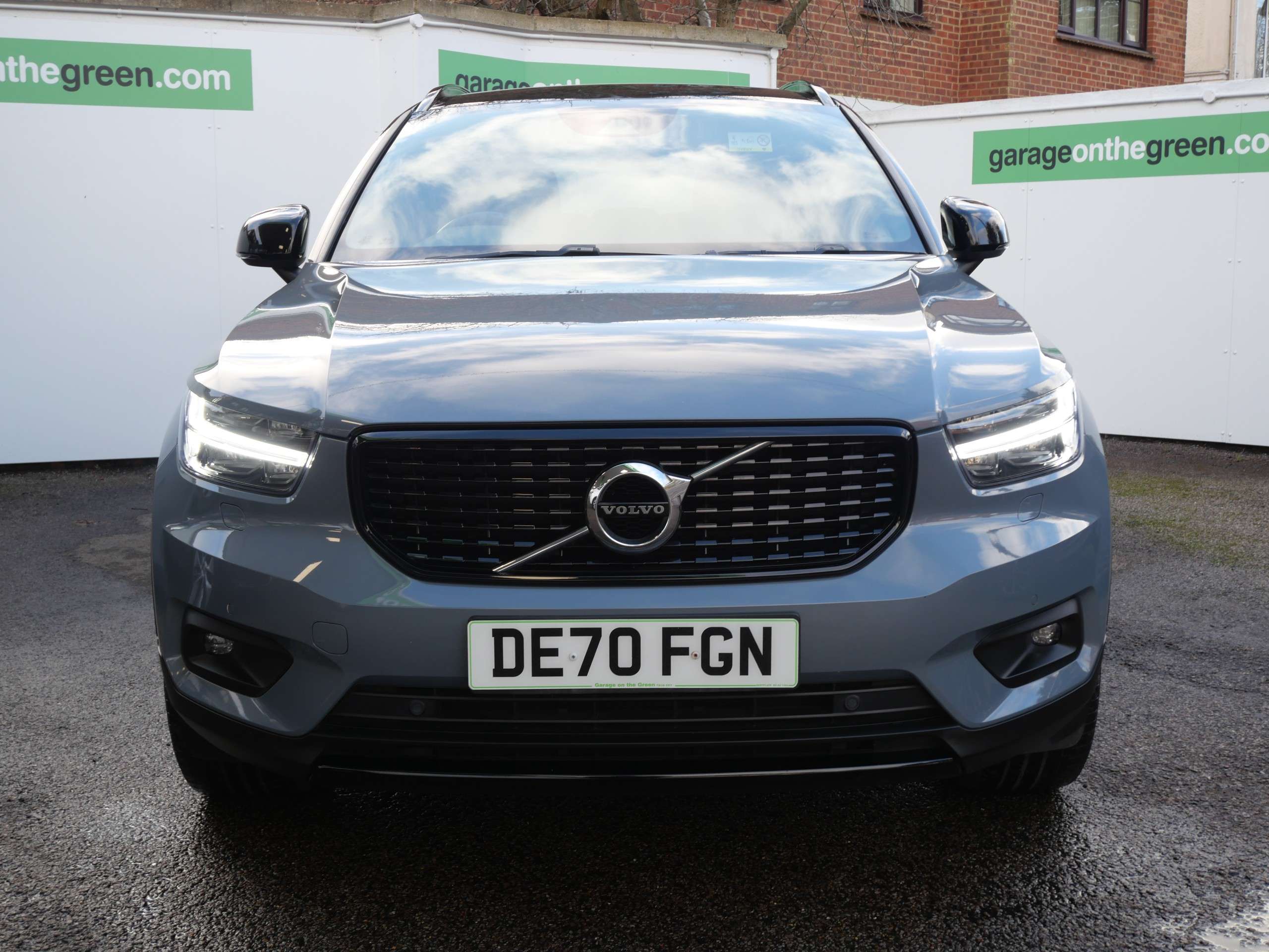 A 2020 VOLVO XC40 2.0 B4 MHEV R-Design Pro Petrol Hybrid Auto Euro 6 (s/s) 5dr A 2020 VOLVO XC40 2.0 B4 MHEV R-Design Pro Petrol Hybrid Auto Euro 6 (s/s) 5dr