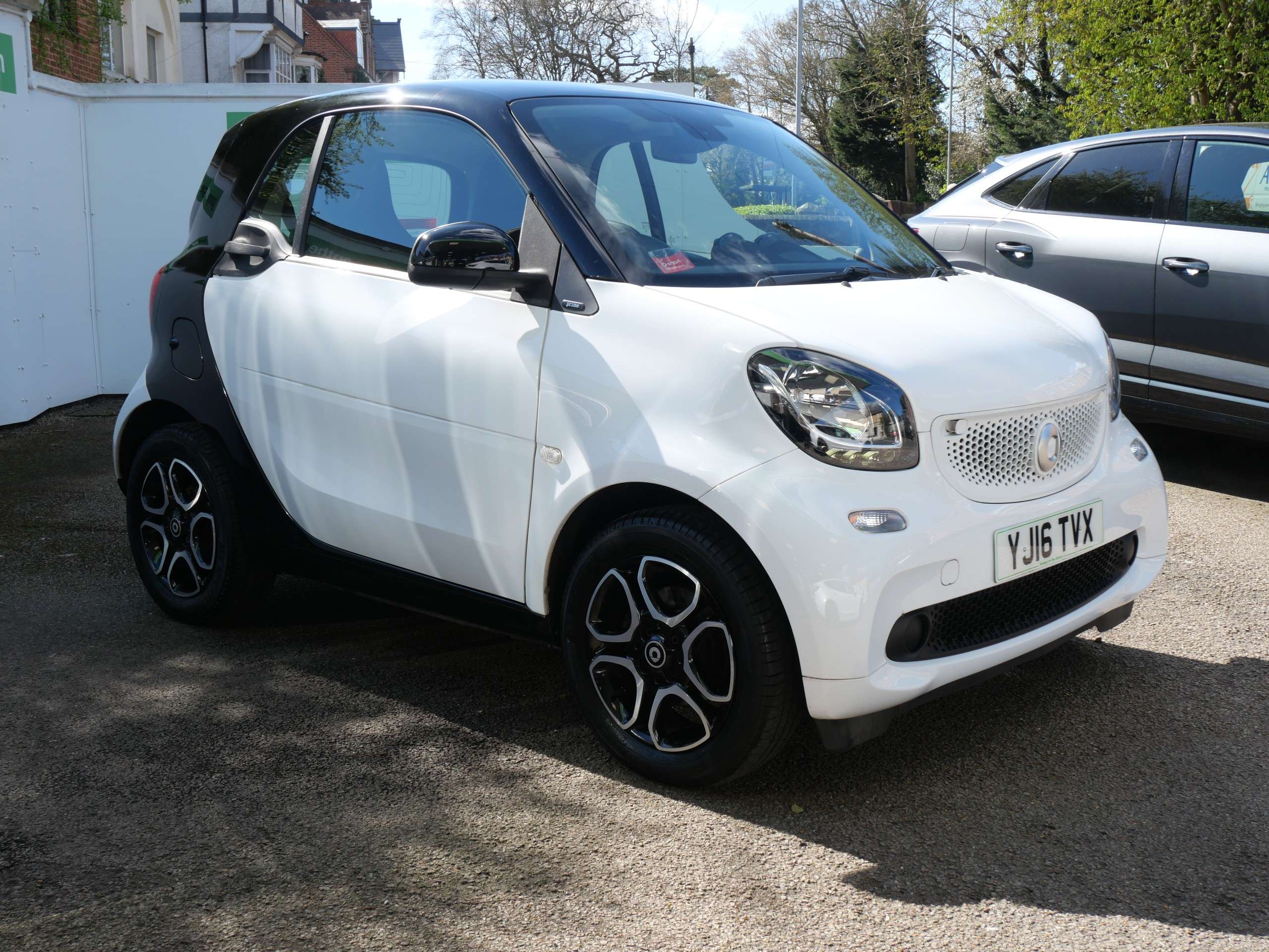 A 2016 SMART FORTWO 1.0 Prime (Premium) Coupe Twinamic Euro 6 (s/s) 2dr Only 20000 Miles 20 Pound Road Tax A 2016 SMART FORTWO 1.0 Prime (Premium) Coupe Twinamic Euro 6 (s/s) 2dr Only 20000 Miles 20 Pound Road Tax