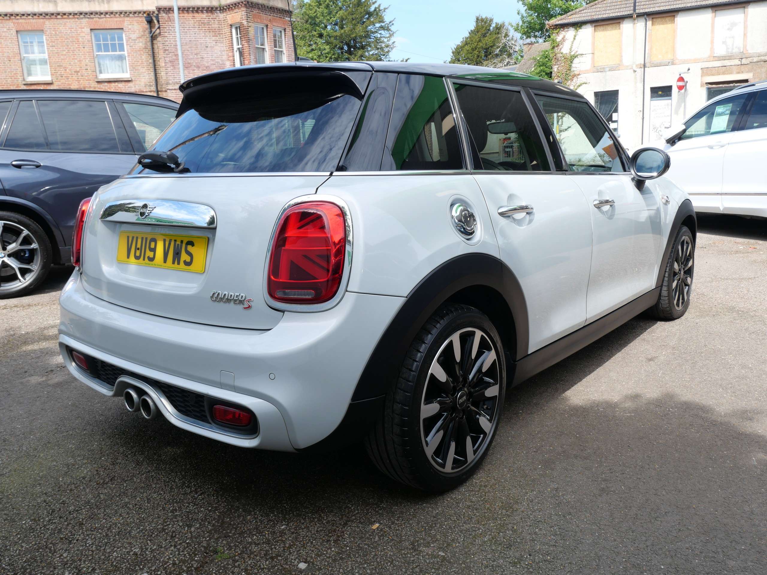 A 2019 MINI HATCH 2.0 Cooper S Exclusive Steptronic Euro 6 (s/s) 5dr A 2019 MINI HATCH 2.0 Cooper S Exclusive Steptronic Euro 6 (s/s) 5dr