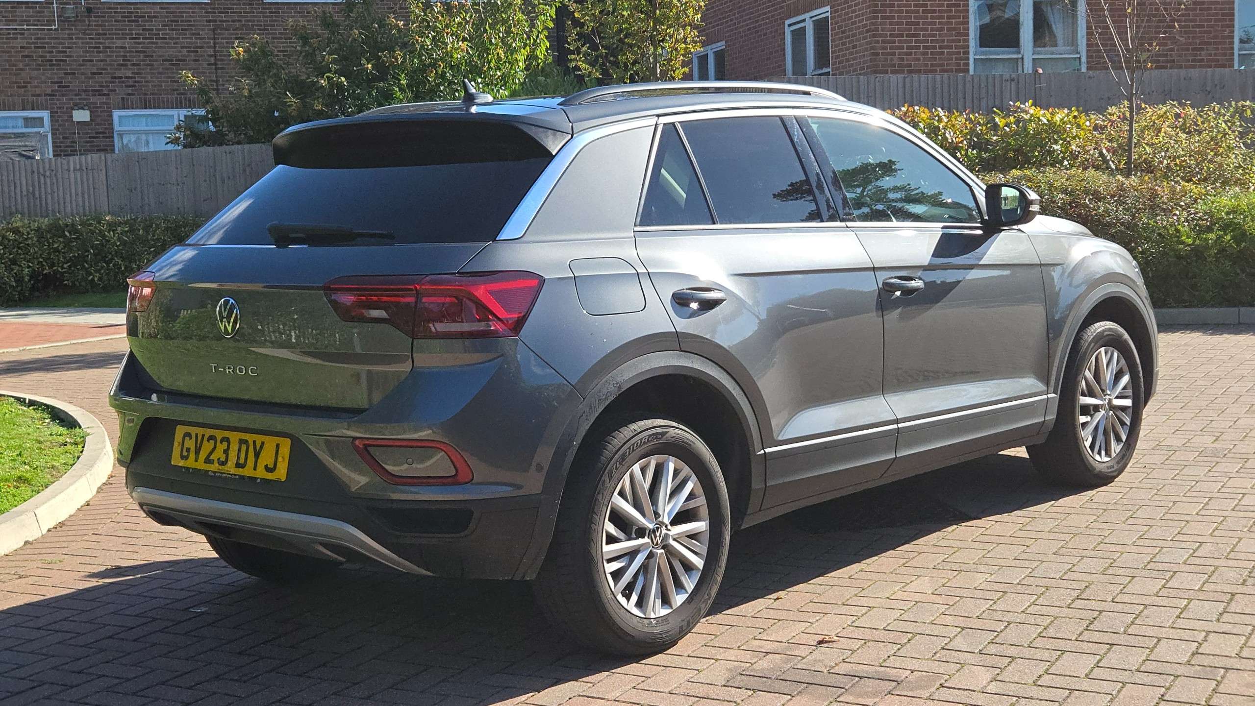 A 2023 VOLKSWAGEN T-ROC 1.0 TSI Life Euro 6 (s/s) 5dr 1 Owner 12000 Miles A 2023 VOLKSWAGEN T-ROC 1.0 TSI Life Euro 6 (s/s) 5dr 1 Owner 12000 Miles