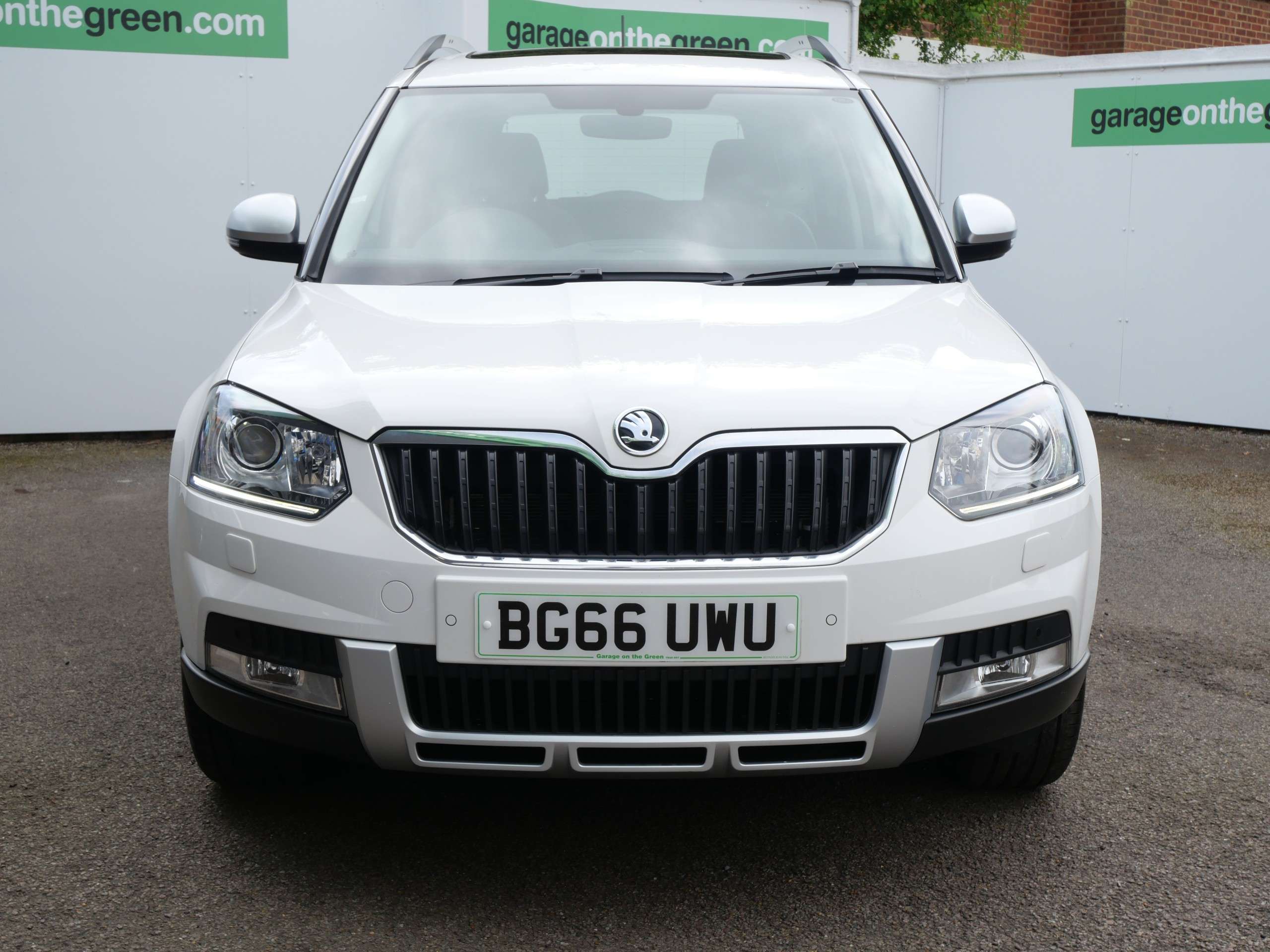 A 2016 SKODA YETI 1.4 TSI Laurin & Klement Outdoor 4WD Euro 6 (s/s) 5dr A 2016 SKODA YETI 1.4 TSI Laurin & Klement Outdoor 4WD Euro 6 (s/s) 5dr