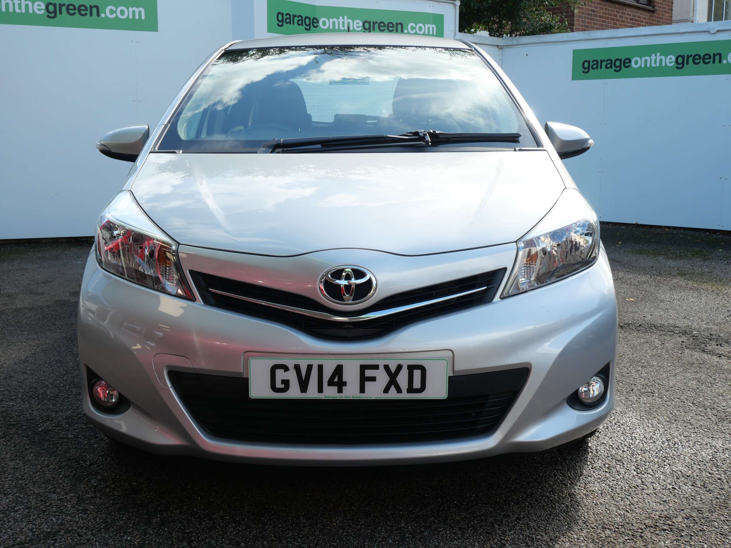 A 2014 TOYOTA YARIS 1.33 Dual VVT-i Icon Plus Euro 5 5dr Only 19000 Miles A 2014 TOYOTA YARIS 1.33 Dual VVT-i Icon Plus Euro 5 5dr Only 19000 Miles