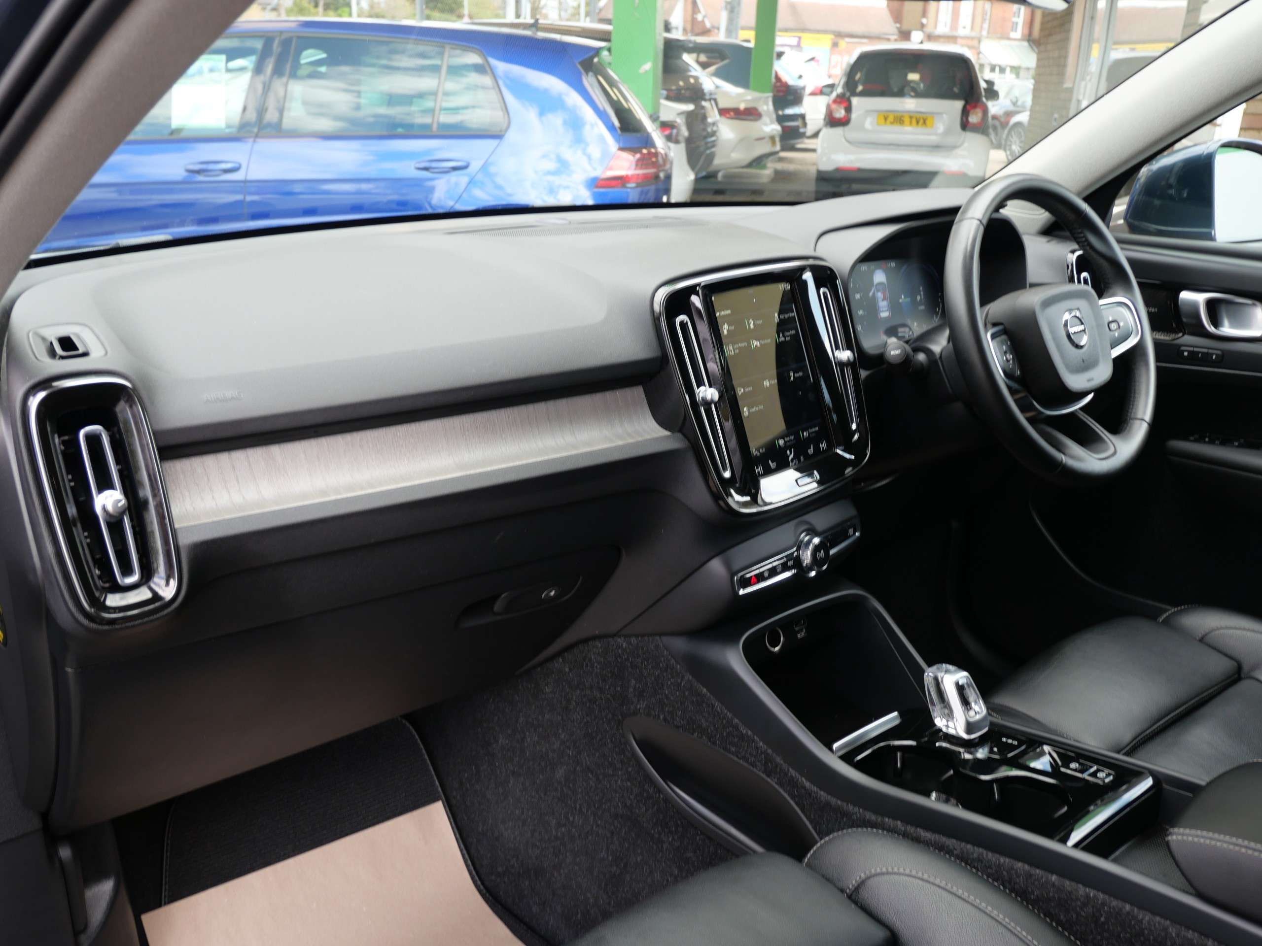 2020 VOLVO XC40 2020 VOLVO XC40