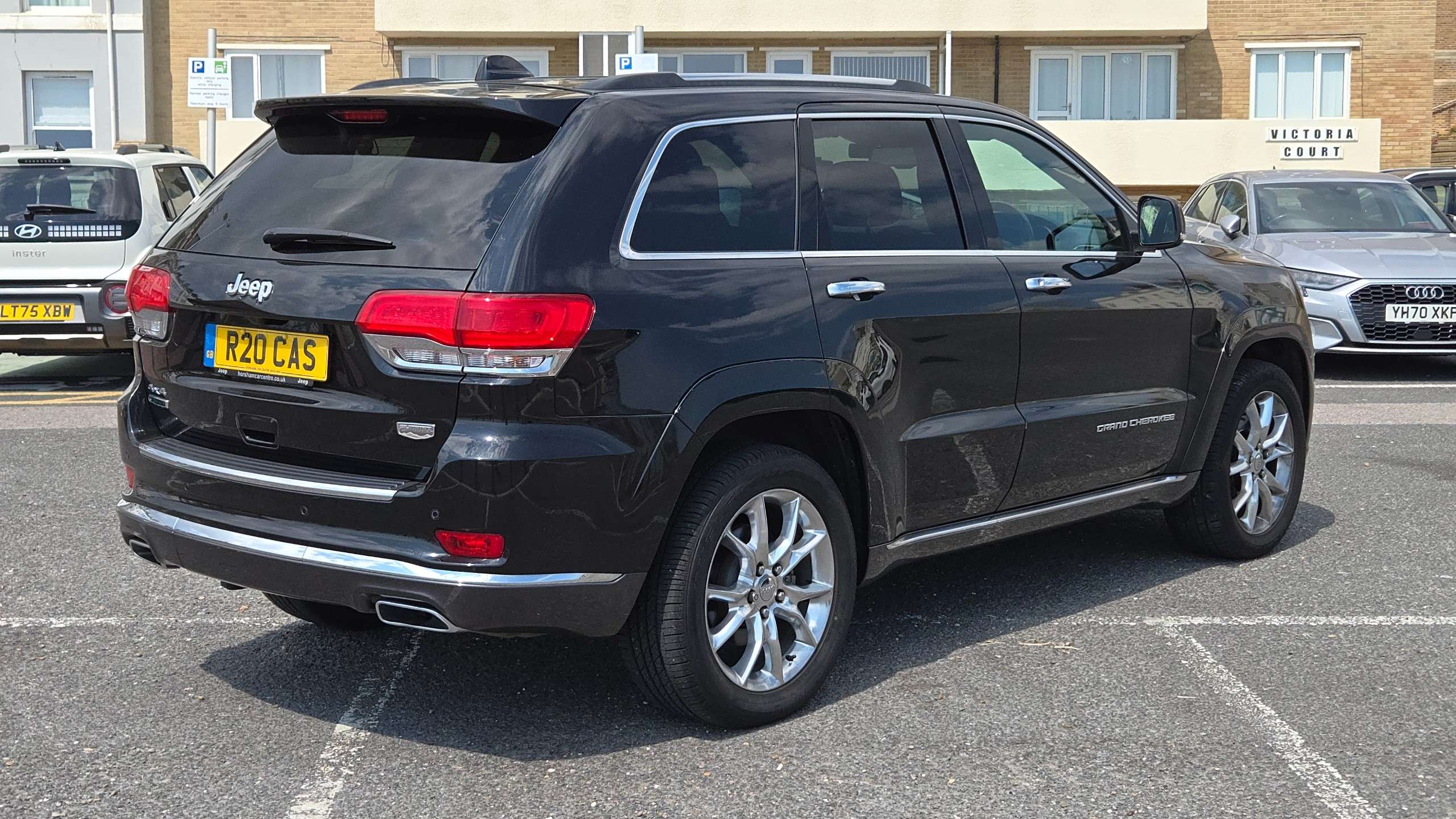 A 2016 JEEP GRAND CHEROKEE 3.0 V6 CRD Summit Auto 4WD Euro 6 (247 bhp) 5dr Only 39000 Miles A 2016 JEEP GRAND CHEROKEE 3.0 V6 CRD Summit Auto 4WD Euro 6 (247 bhp) 5dr Only 39000 Miles