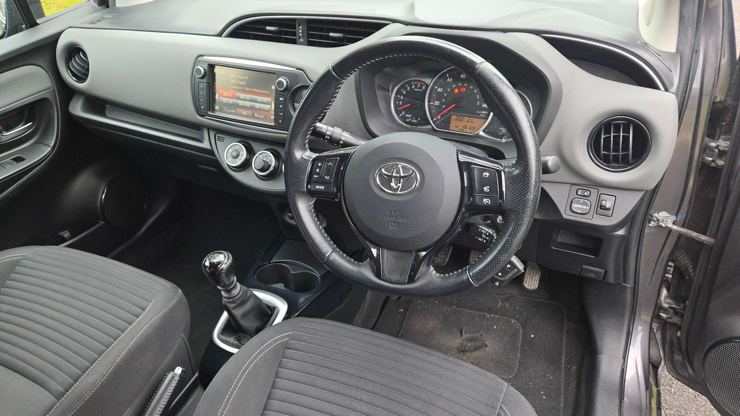 A 2017 TOYOTA YARIS 1.33 Dual VVT-i Design Euro 6 5dr A 2017 TOYOTA YARIS 1.33 Dual VVT-i Design Euro 6 5dr