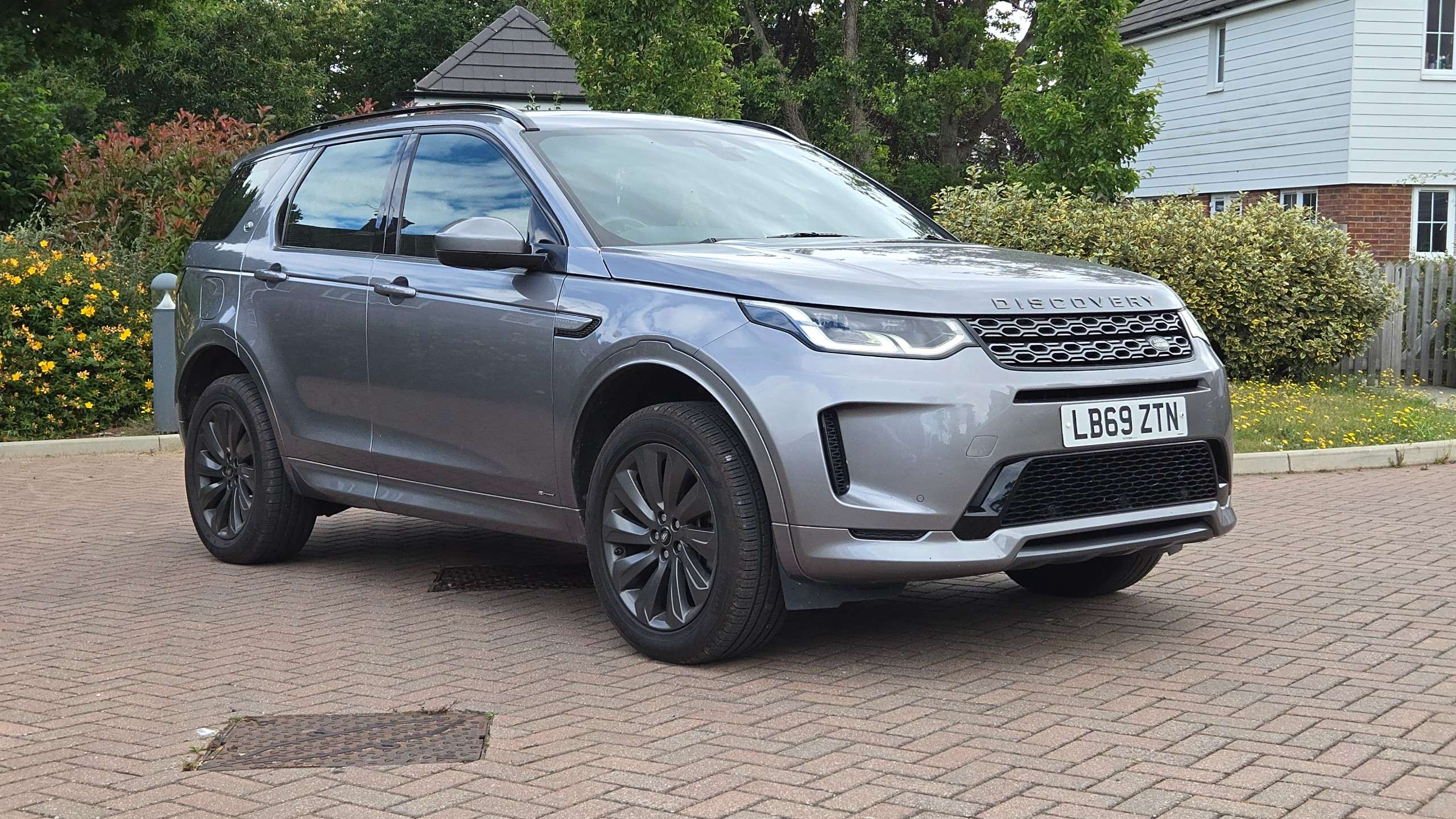 A 2020 LAND ROVER DISCOVERY SPORT 2.0 D180 MHEV R-Dynamic SE Auto 4WD Euro 6 (s/s) 5dr 1 Owner 7 Seats A 2020 LAND ROVER DISCOVERY SPORT 2.0 D180 MHEV R-Dynamic SE Auto 4WD Euro 6 (s/s) 5dr 1 Owner 7 Seats