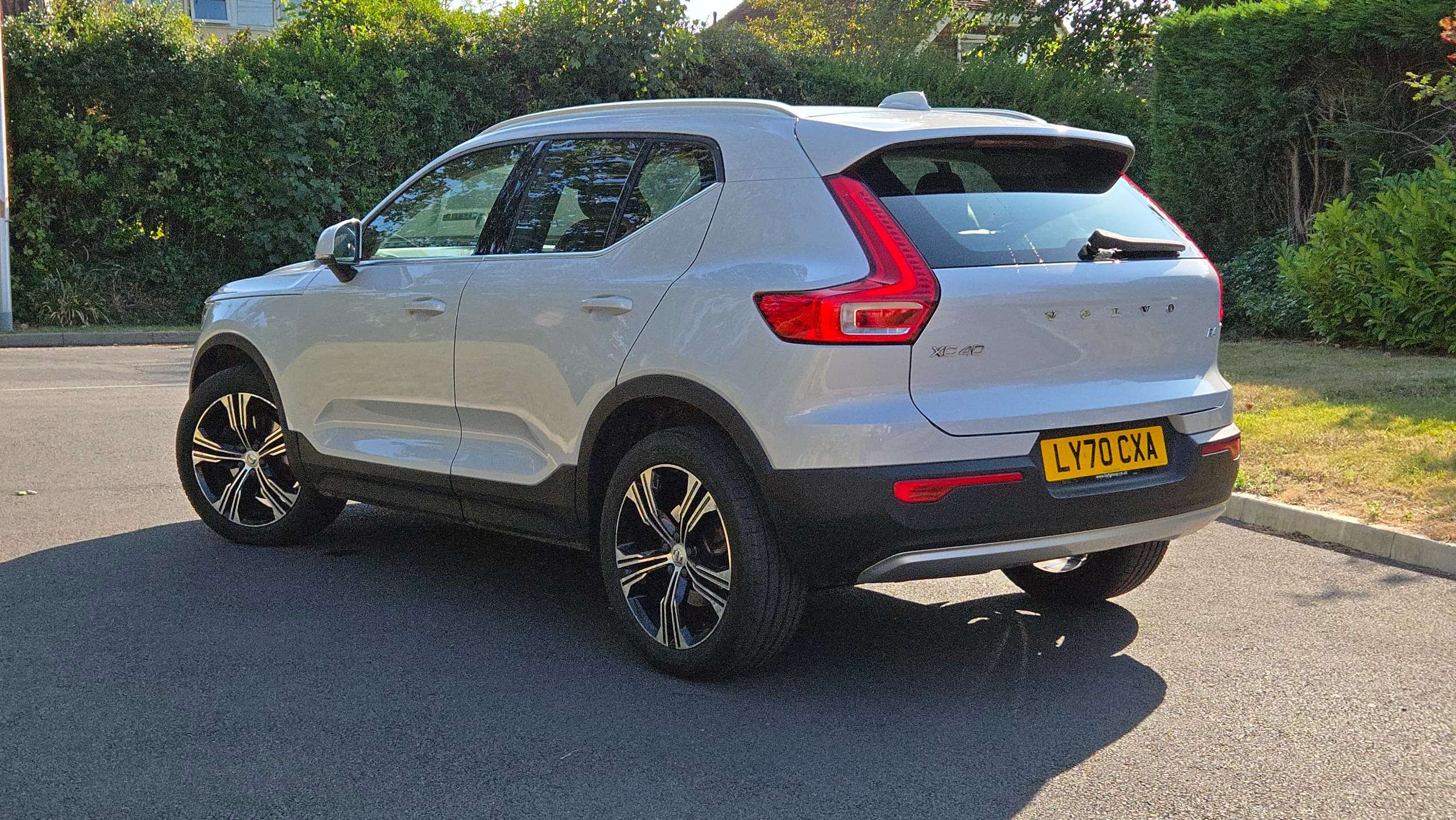 A 2020 VOLVO XC40 2.0 B4 MHEV Inscription Pro Petrol Hybrid Auto Euro 6 (s/s) 5dr 1 Owner 25000 Miles A 2020 VOLVO XC40 2.0 B4 MHEV Inscription Pro Petrol Hybrid Auto Euro 6 (s/s) 5dr 1 Owner 25000 Miles