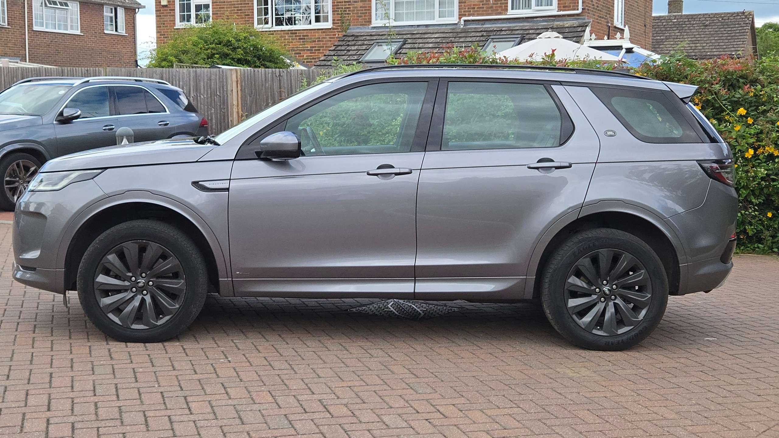 A 2020 LAND ROVER DISCOVERY SPORT 2.0 D180 MHEV R-Dynamic SE Auto 4WD Euro 6 (s/s) 5dr 1 Owner 7 Seats A 2020 LAND ROVER DISCOVERY SPORT 2.0 D180 MHEV R-Dynamic SE Auto 4WD Euro 6 (s/s) 5dr 1 Owner 7 Seats