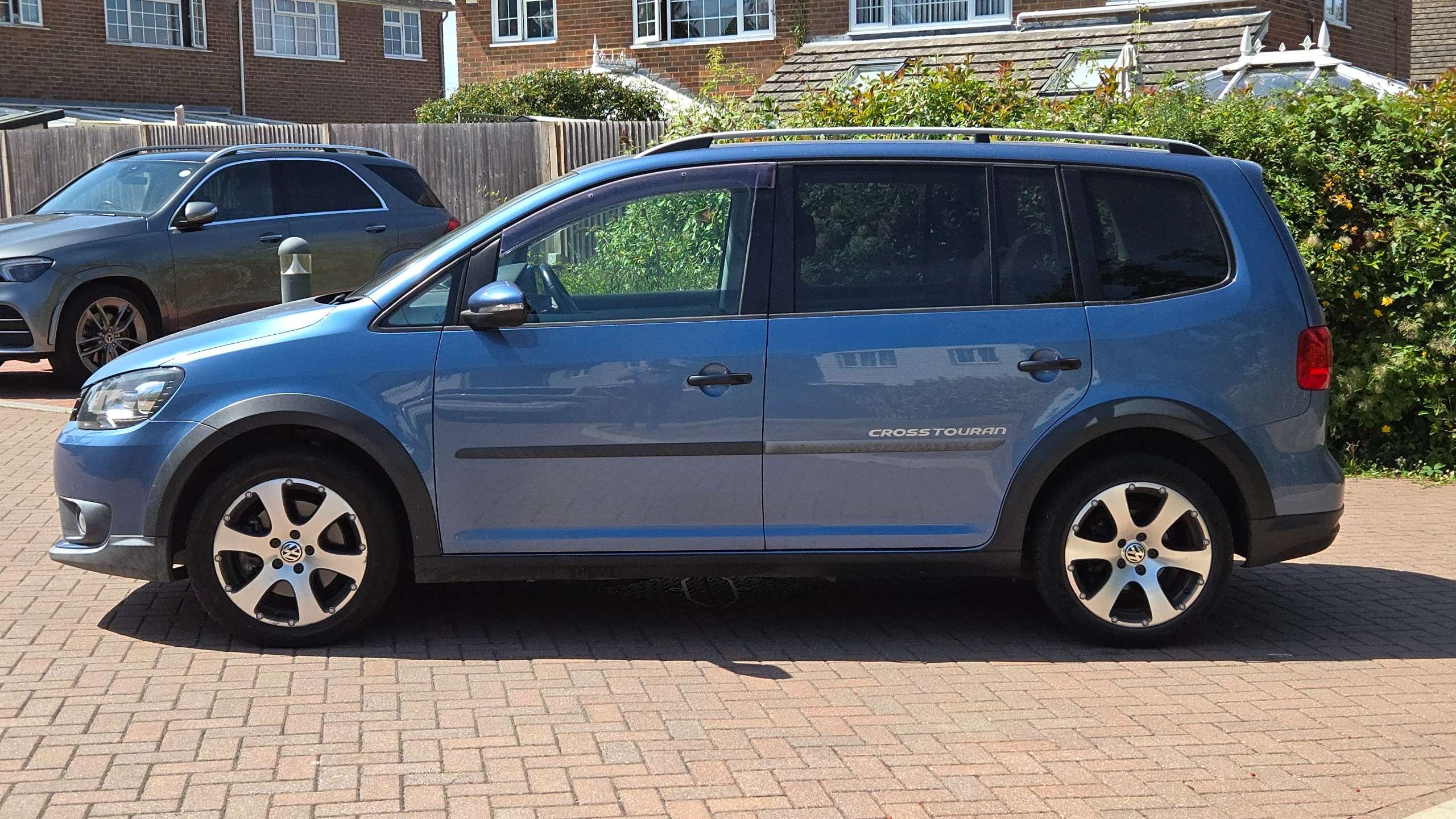 A 2014 VOLKSWAGEN TOURAN Cross 1.4 TSI DSG 5dr 7 Seats A 2014 VOLKSWAGEN TOURAN Cross 1.4 TSI DSG 5dr 7 Seats