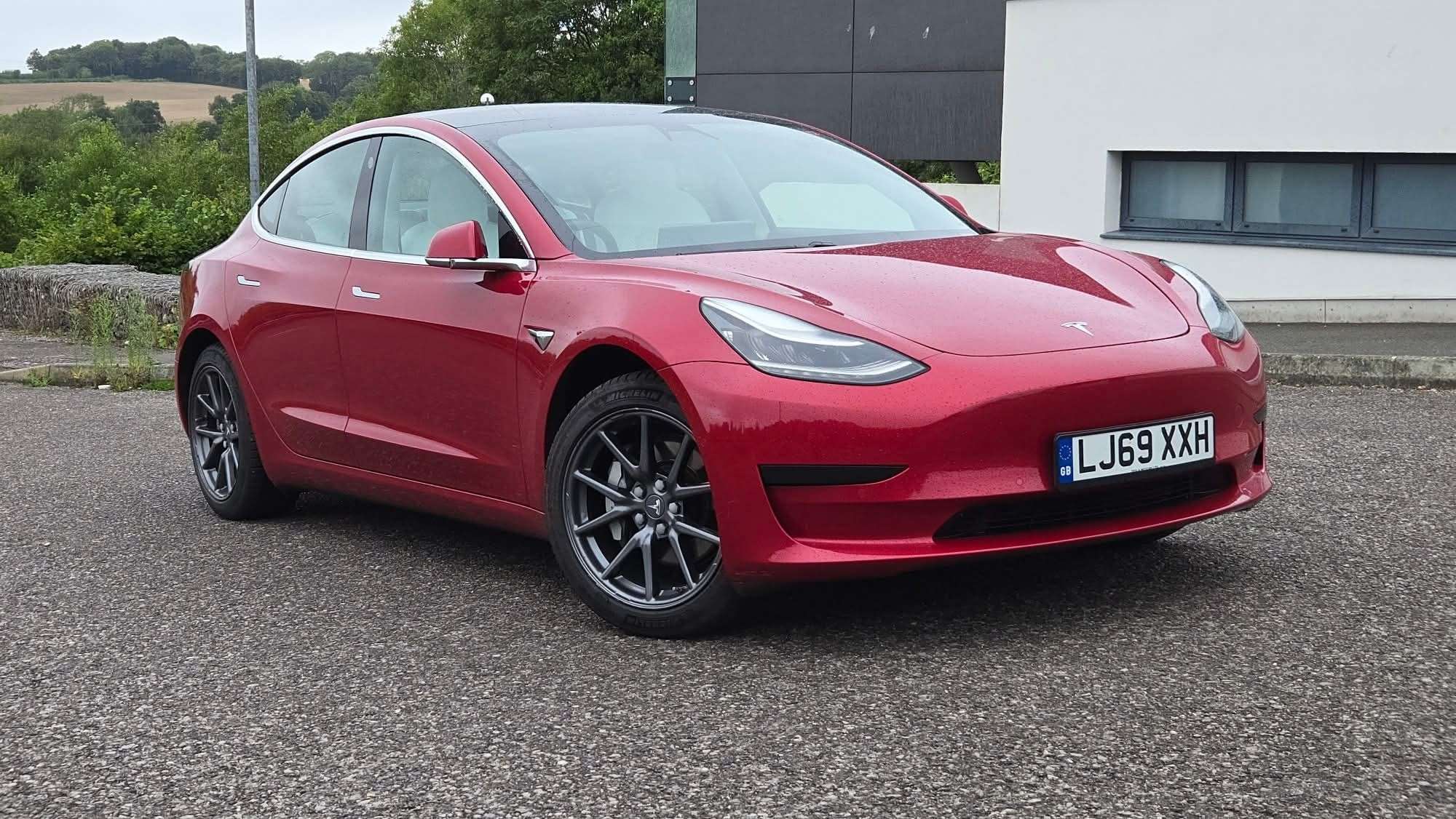 A 2019 TESLA MODEL 3 Standard Range Plus Electric Auto RWD (241 bhp) 4dr A 2019 TESLA MODEL 3 Standard Range Plus Electric Auto RWD (241 bhp) 4dr