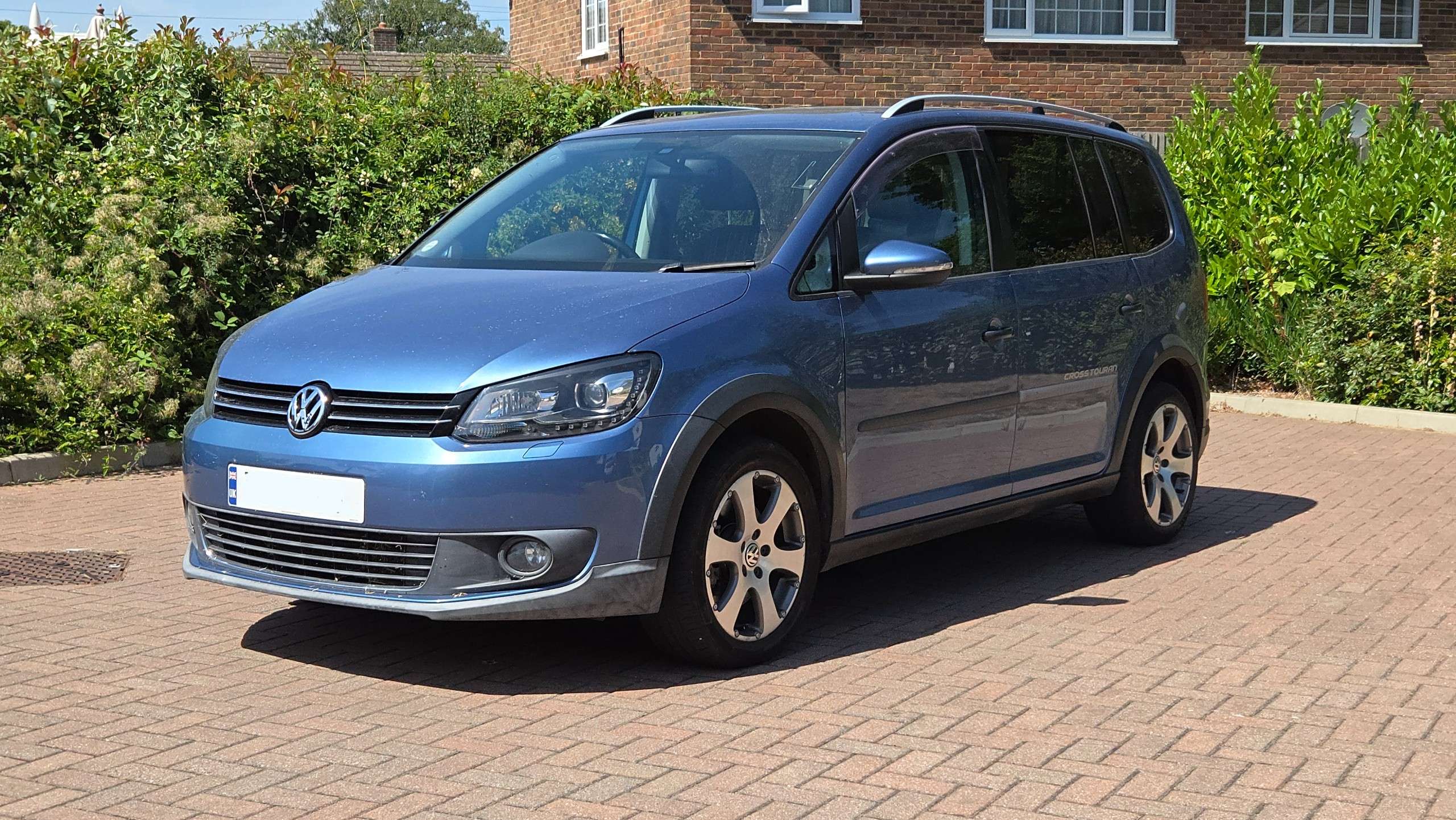 A 2014 VOLKSWAGEN TOURAN Cross 1.4 TSI DSG 5dr 7 Seats A 2014 VOLKSWAGEN TOURAN Cross 1.4 TSI DSG 5dr 7 Seats