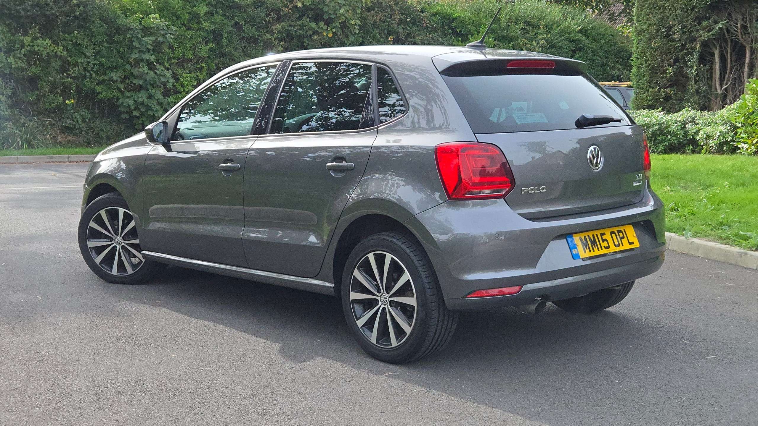 A 2015 VOLKSWAGEN POLO 1.2 TSI BlueMotion Tech SE DSG Euro 6 (s/s) 5dr A 2015 VOLKSWAGEN POLO 1.2 TSI BlueMotion Tech SE DSG Euro 6 (s/s) 5dr