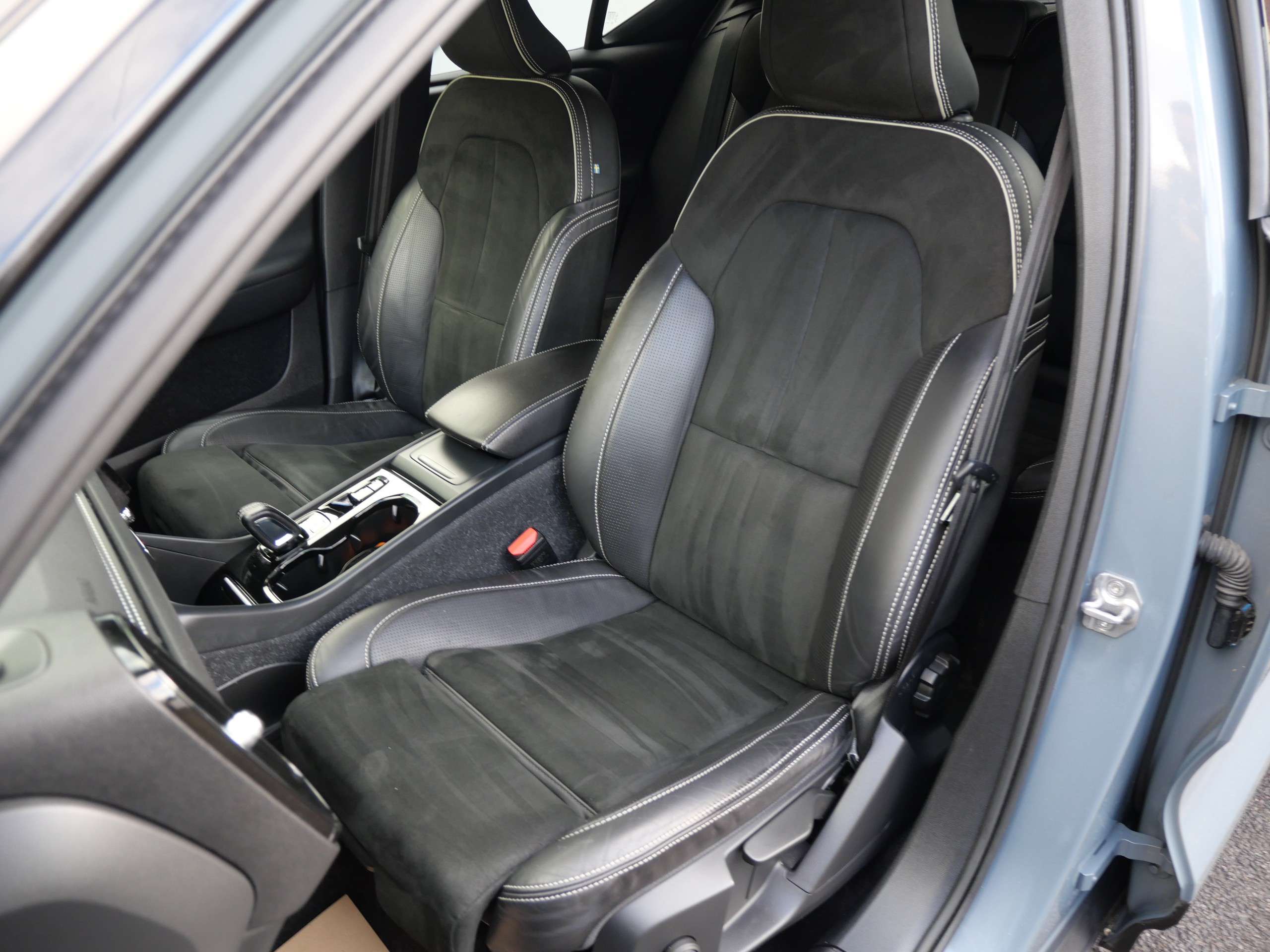 2020 VOLVO XC40 2020 VOLVO XC40