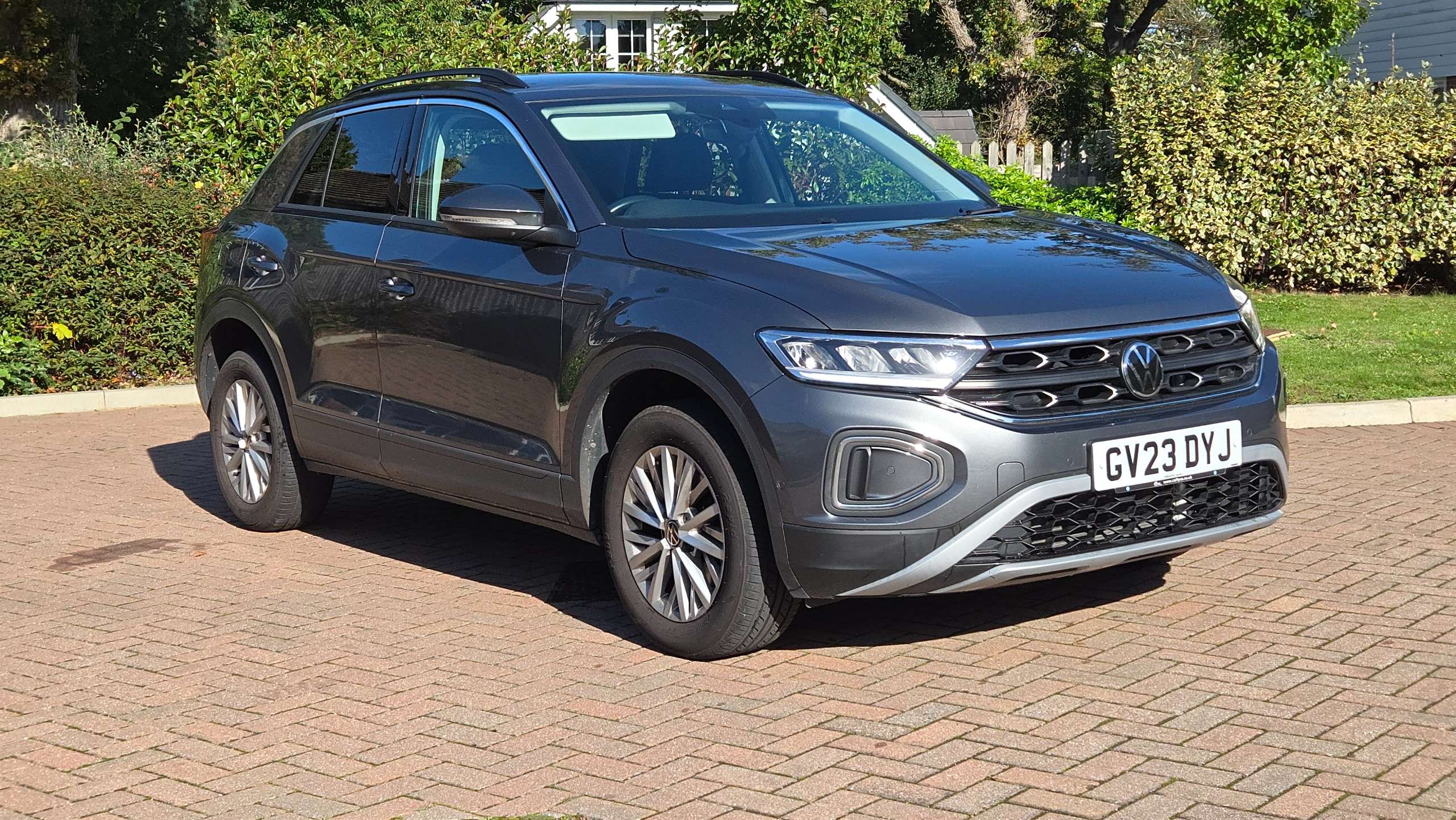 A 2023 VOLKSWAGEN T-ROC 1.0 TSI Life Euro 6 (s/s) 5dr 1 Owner 12000 Miles A 2023 VOLKSWAGEN T-ROC 1.0 TSI Life Euro 6 (s/s) 5dr 1 Owner 12000 Miles
