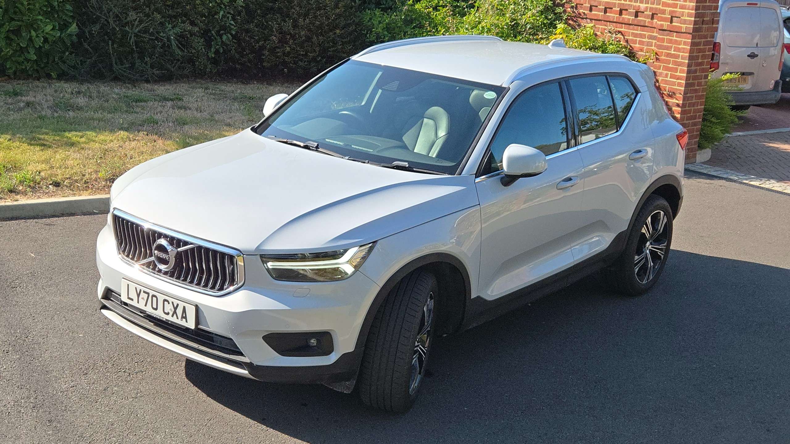 A 2020 VOLVO XC40 2.0 B4 MHEV Inscription Pro Petrol Hybrid Auto Euro 6 (s/s) 5dr 1 Owner 25000 Miles A 2020 VOLVO XC40 2.0 B4 MHEV Inscription Pro Petrol Hybrid Auto Euro 6 (s/s) 5dr 1 Owner 25000 Miles