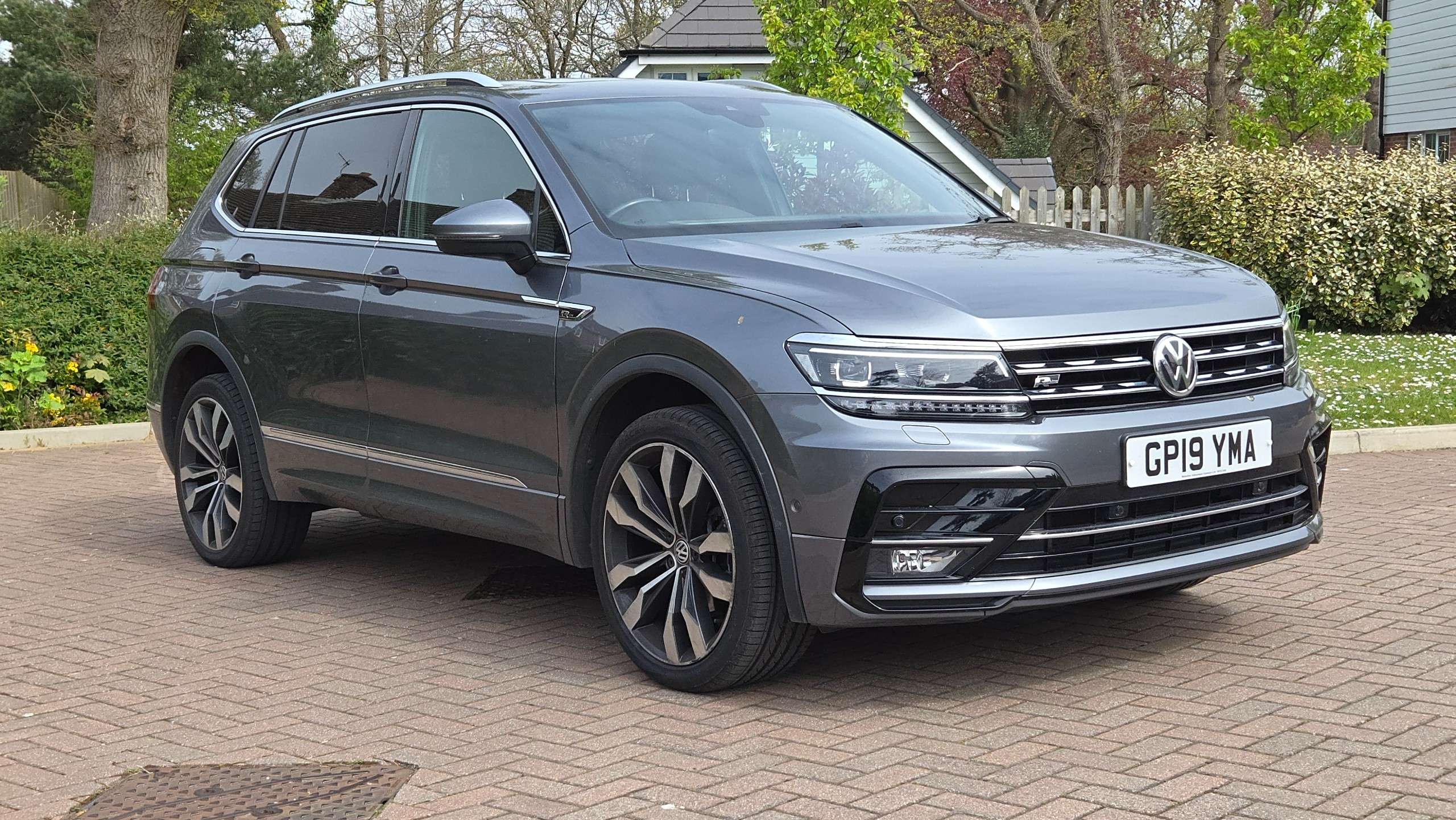 A 2019 VOLKSWAGEN TIGUAN 2.0 TDI R-Line Tech DSG Euro 6 (s/s) 5dr 1 Owner 7 Seats A 2019 VOLKSWAGEN TIGUAN 2.0 TDI R-Line Tech DSG Euro 6 (s/s) 5dr 1 Owner 7 Seats