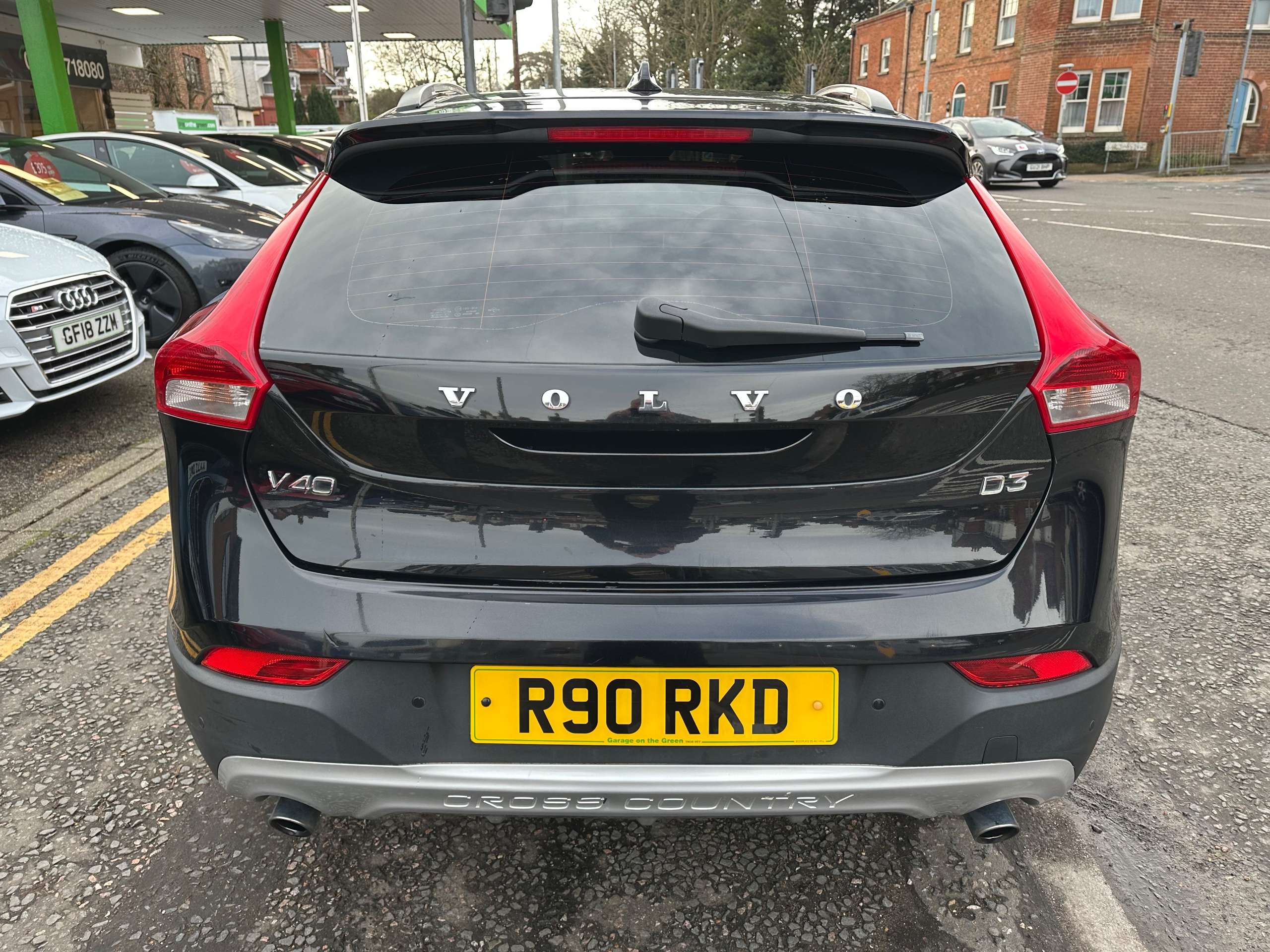 A 2014 VOLVO V40 CROSS COUNTRY 2.0 D3 Lux Nav Geartronic Euro 5 (s/s) 5dr A 2014 VOLVO V40 CROSS COUNTRY 2.0 D3 Lux Nav Geartronic Euro 5 (s/s) 5dr