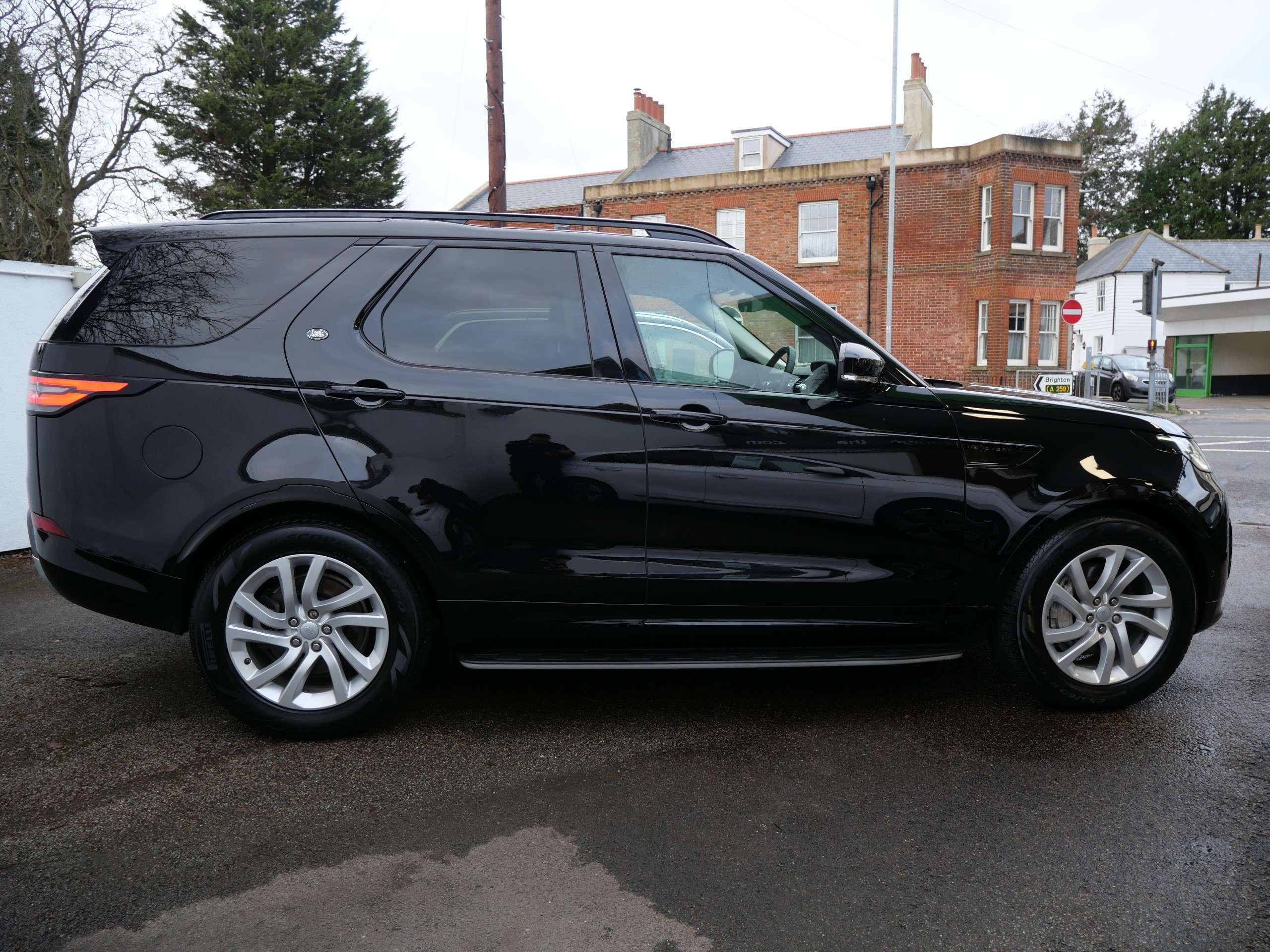 A 2018 LAND ROVER DISCOVERY 3.0 SD V6 HSE Auto 4WD Euro 6 (s/s) (306 ps) 5dr A 2018 LAND ROVER DISCOVERY 3.0 SD V6 HSE Auto 4WD Euro 6 (s/s) (306 ps) 5dr