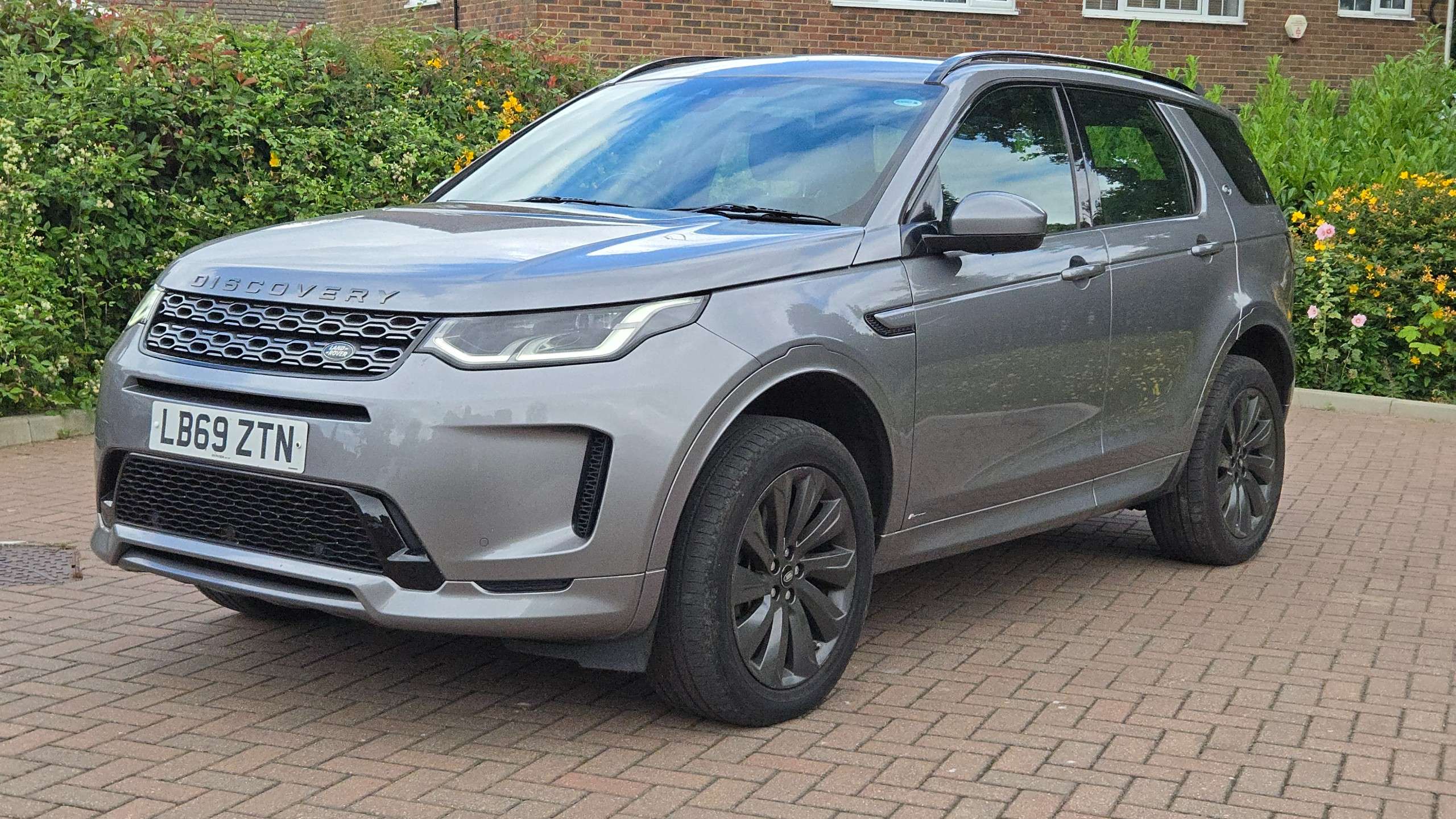 A 2020 LAND ROVER DISCOVERY SPORT 2.0 D180 MHEV R-Dynamic SE Auto 4WD Euro 6 (s/s) 5dr 1 Owner 7 Seats A 2020 LAND ROVER DISCOVERY SPORT 2.0 D180 MHEV R-Dynamic SE Auto 4WD Euro 6 (s/s) 5dr 1 Owner 7 Seats