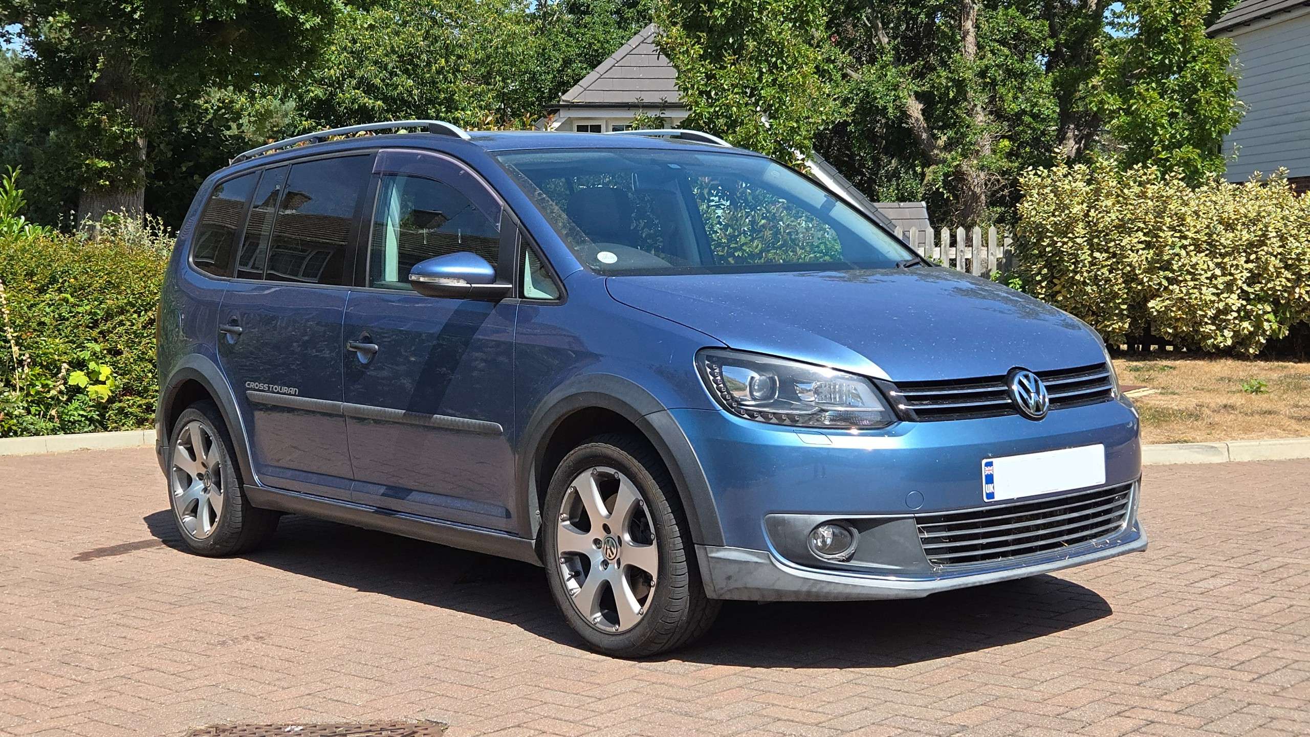 A 2014 VOLKSWAGEN TOURAN Cross 1.4 TSI DSG 5dr 7 Seats A 2014 VOLKSWAGEN TOURAN Cross 1.4 TSI DSG 5dr 7 Seats
