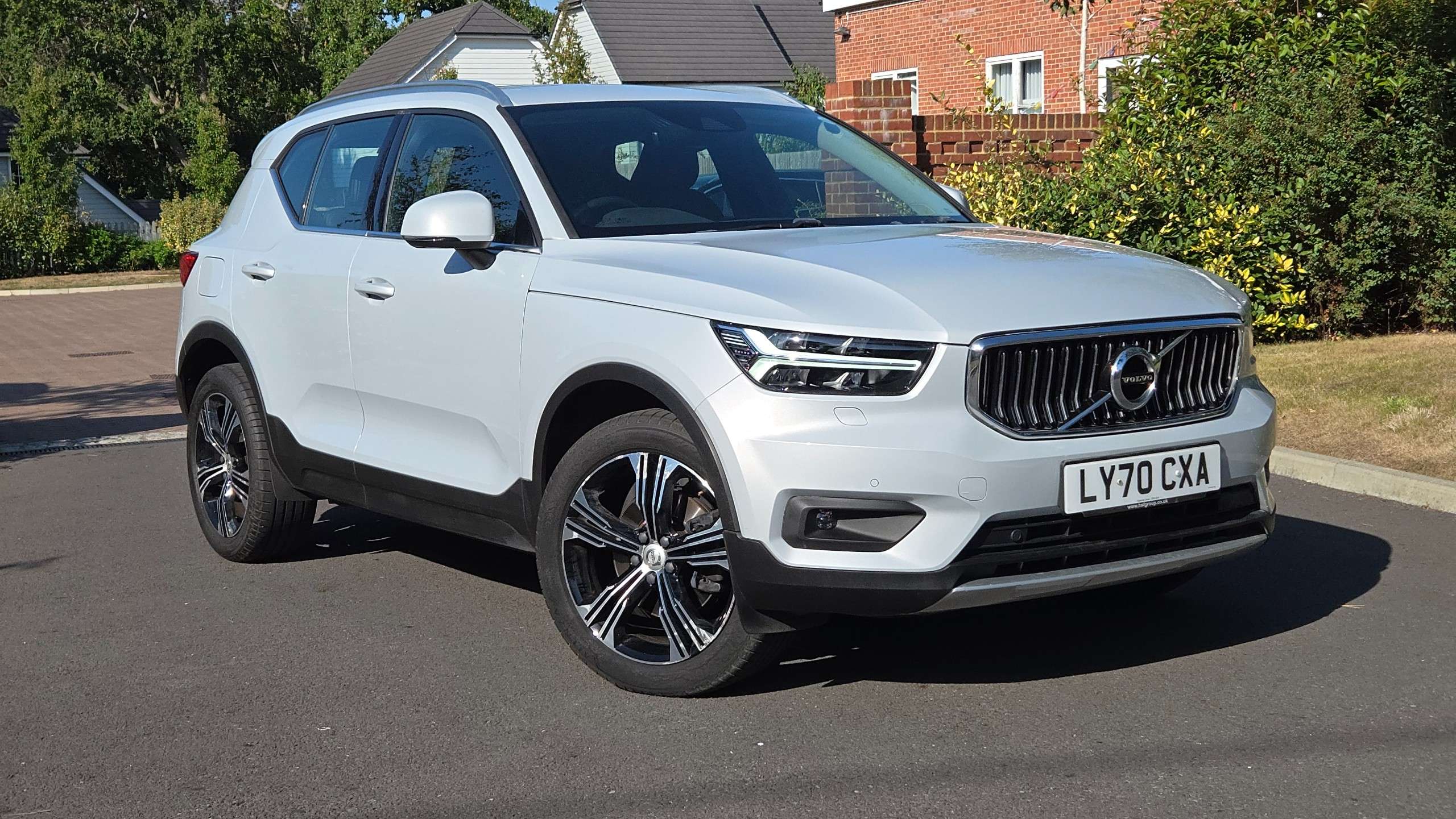 A 2020 VOLVO XC40 2.0 B4 MHEV Inscription Pro Petrol Hybrid Auto Euro 6 (s/s) 5dr 1 Owner 25000 Miles A 2020 VOLVO XC40 2.0 B4 MHEV Inscription Pro Petrol Hybrid Auto Euro 6 (s/s) 5dr 1 Owner 25000 Miles