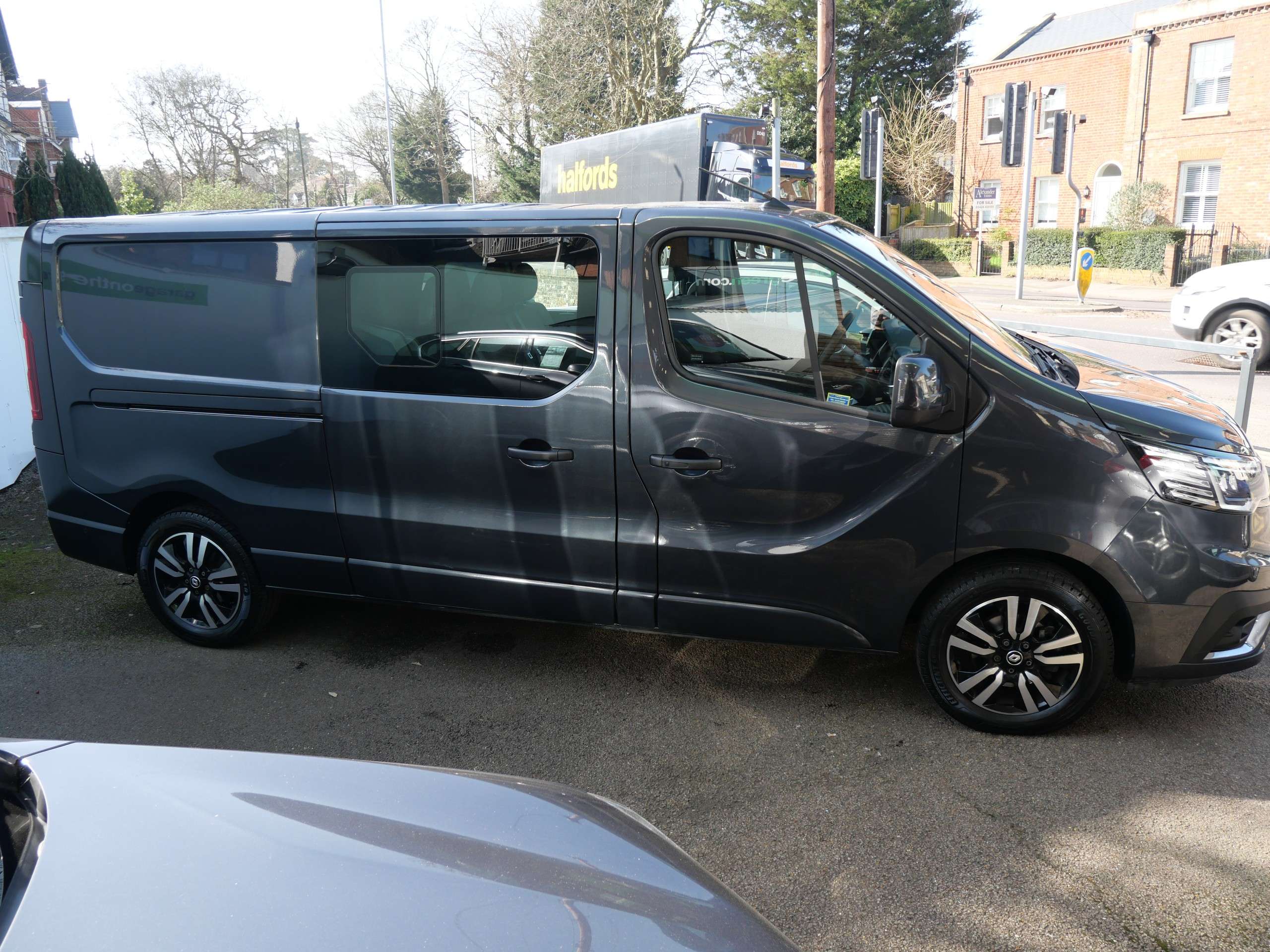 A 2024 RENAULT TRAFIC 2.0 dCi Blue LL30 Extra Sport Crew Van Double Cab EDC L2 H1 Euro 6 (s/s) 6dr 1 Owner 9000 Miles A 2024 RENAULT TRAFIC 2.0 dCi Blue LL30 Extra Sport Crew Van Double Cab EDC L2 H1 Euro 6 (s/s) 6dr 1 Owner 9000 Miles