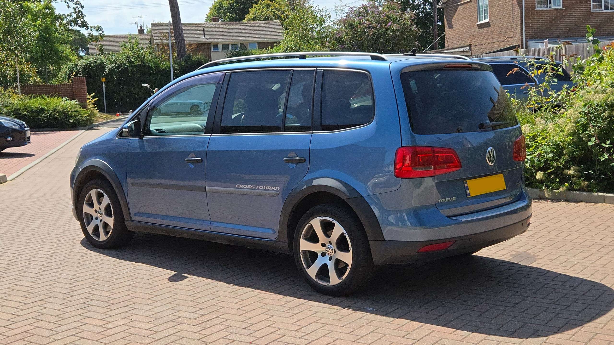 A 2014 VOLKSWAGEN TOURAN Cross 1.4 TSI DSG 5dr 7 Seats A 2014 VOLKSWAGEN TOURAN Cross 1.4 TSI DSG 5dr 7 Seats