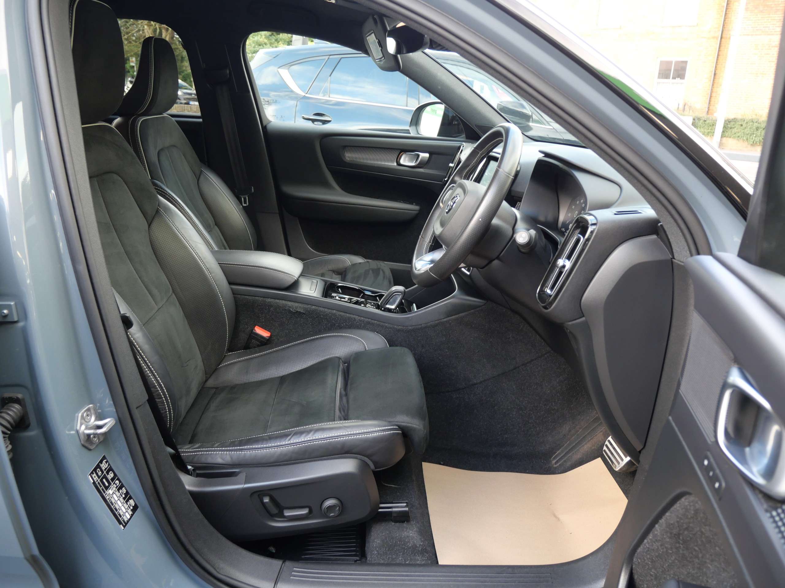 2020 VOLVO XC40 2020 VOLVO XC40