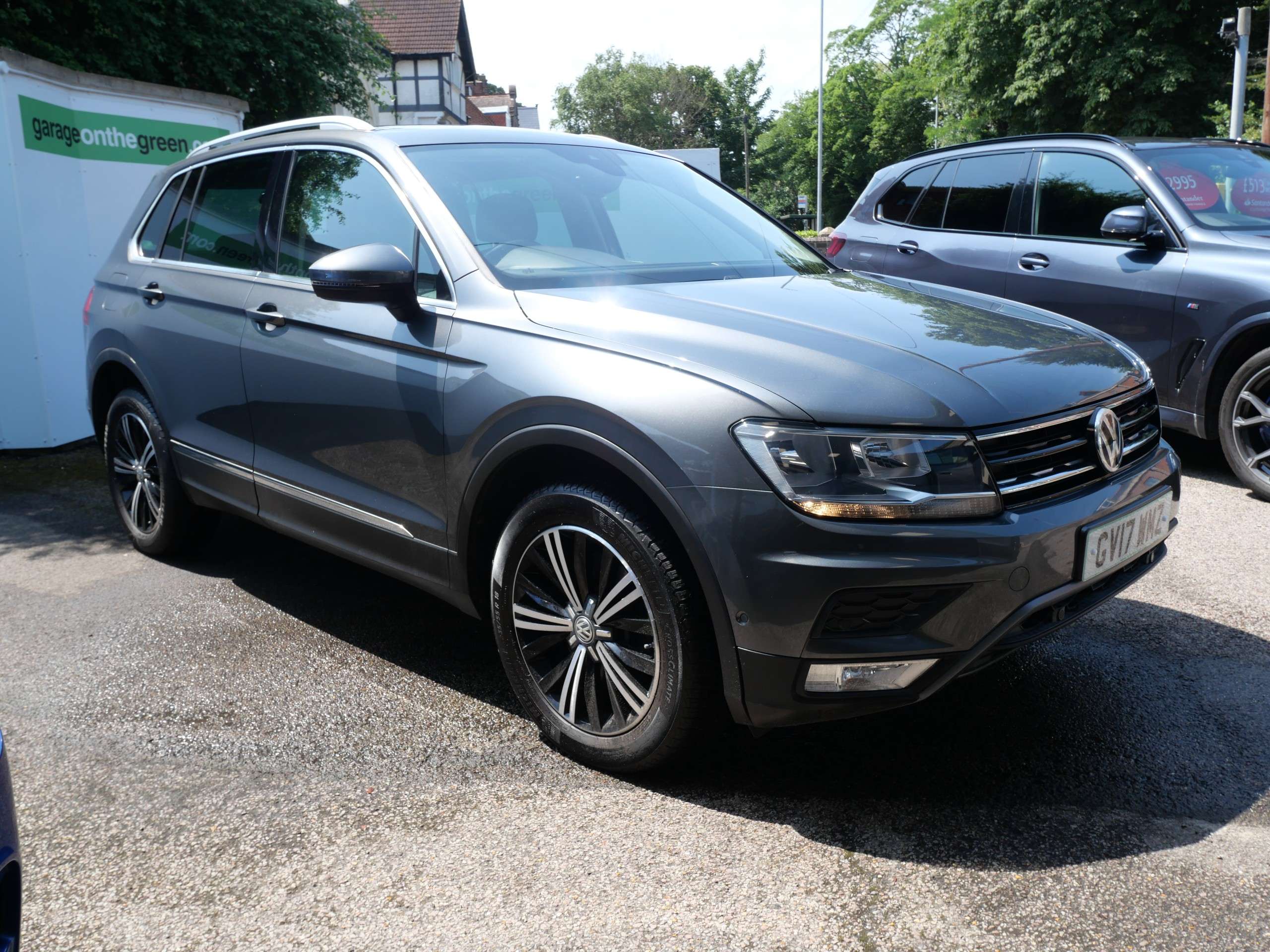 A 2017 VOLKSWAGEN TIGUAN 2.0 TDI BlueMotion Tech SE Navigation DSG 4Motion Euro 6 (s/s) 5dr A 2017 VOLKSWAGEN TIGUAN 2.0 TDI BlueMotion Tech SE Navigation DSG 4Motion Euro 6 (s/s) 5dr
