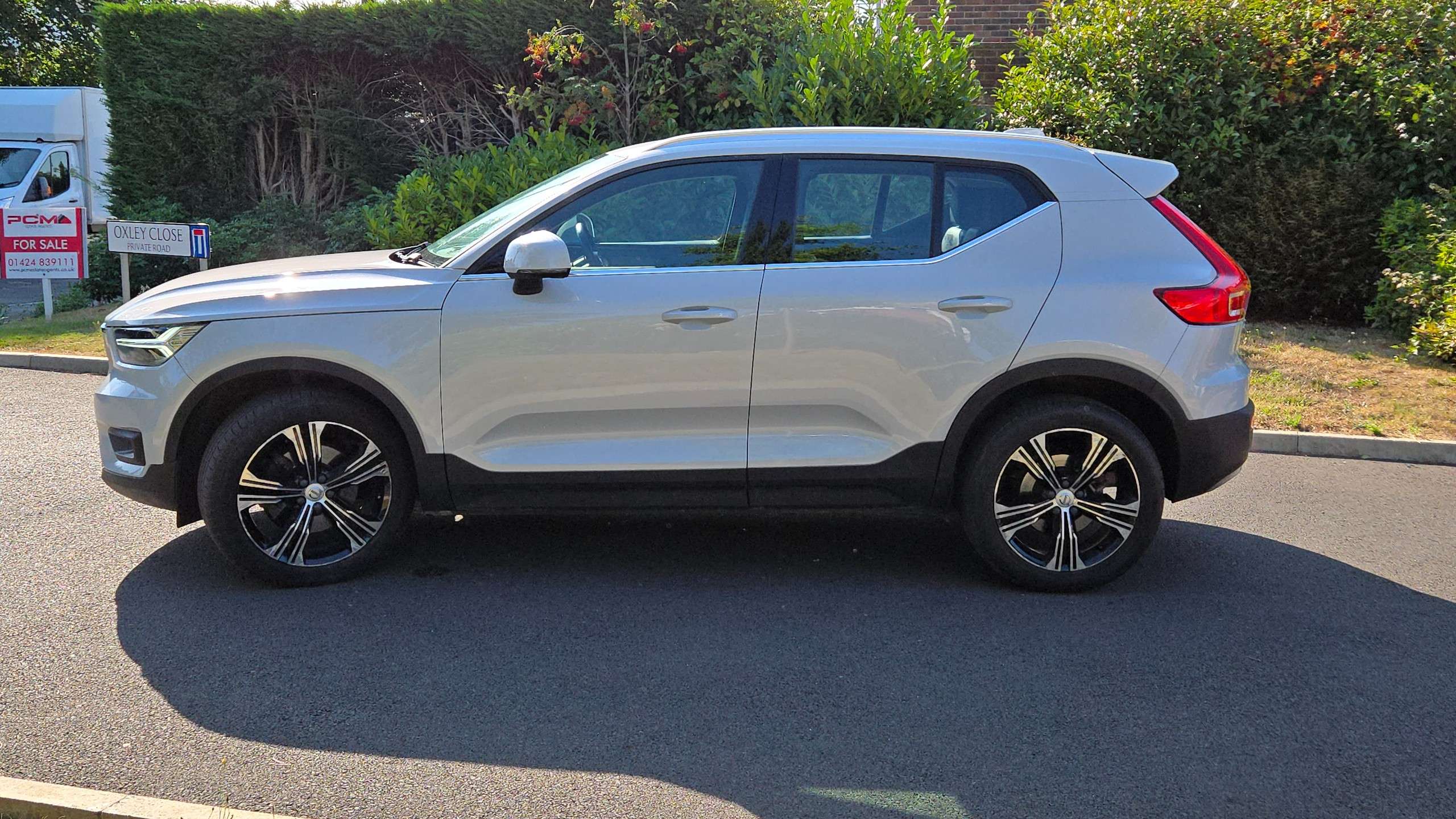A 2020 VOLVO XC40 2.0 B4 MHEV Inscription Pro Petrol Hybrid Auto Euro 6 (s/s) 5dr 1 Owner 25000 Miles A 2020 VOLVO XC40 2.0 B4 MHEV Inscription Pro Petrol Hybrid Auto Euro 6 (s/s) 5dr 1 Owner 25000 Miles
