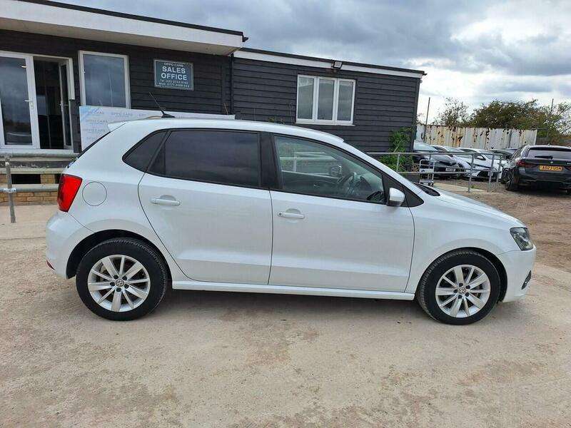 A 2015 VOLKSWAGEN POLO - A 2015 VOLKSWAGEN POLO -