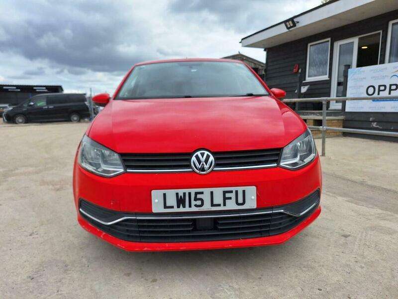 A 2015 VOLKSWAGEN POLO - A 2015 VOLKSWAGEN POLO -