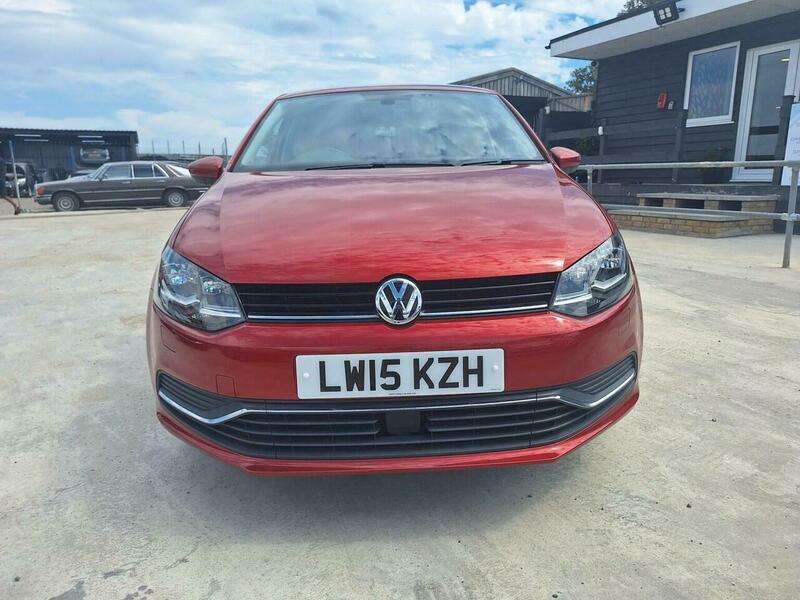 A 2015 VOLKSWAGEN POLO - A 2015 VOLKSWAGEN POLO -