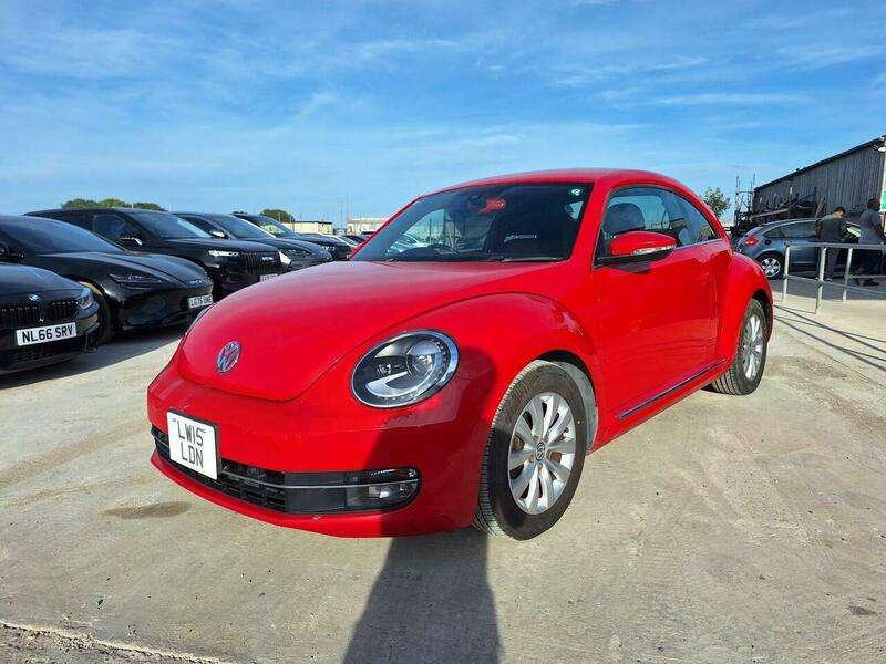 A 2015 VOLKSWAGEN BEETLE - A 2015 VOLKSWAGEN BEETLE -