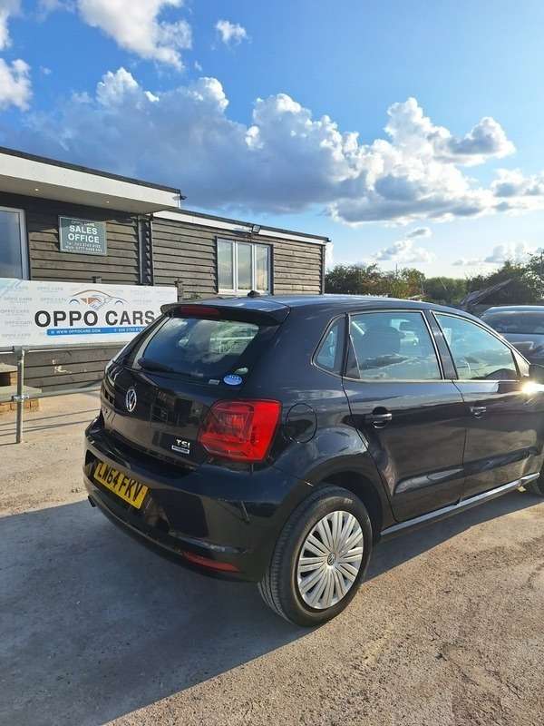 A 2014 VOLKSWAGEN POLO - A 2014 VOLKSWAGEN POLO -