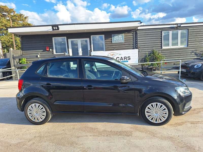 A 2014 VOLKSWAGEN POLO - A 2014 VOLKSWAGEN POLO -